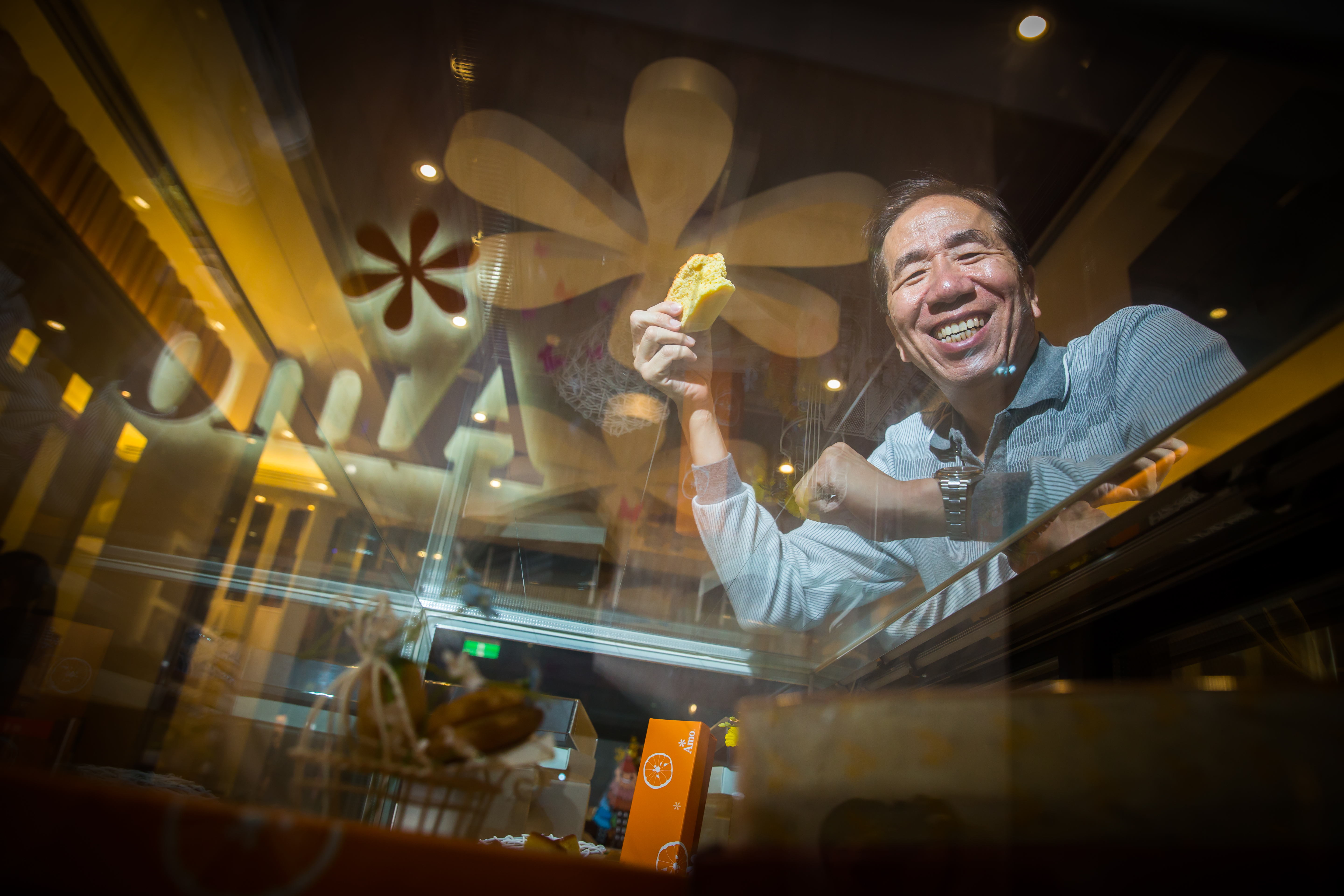 周正訓從日本排隊乳酪蛋糕中找到創業靈感，25年前創立阿默企業，採線上接單為主、門市銷售為輔，公司營收穩定成長，去年年收7億元。