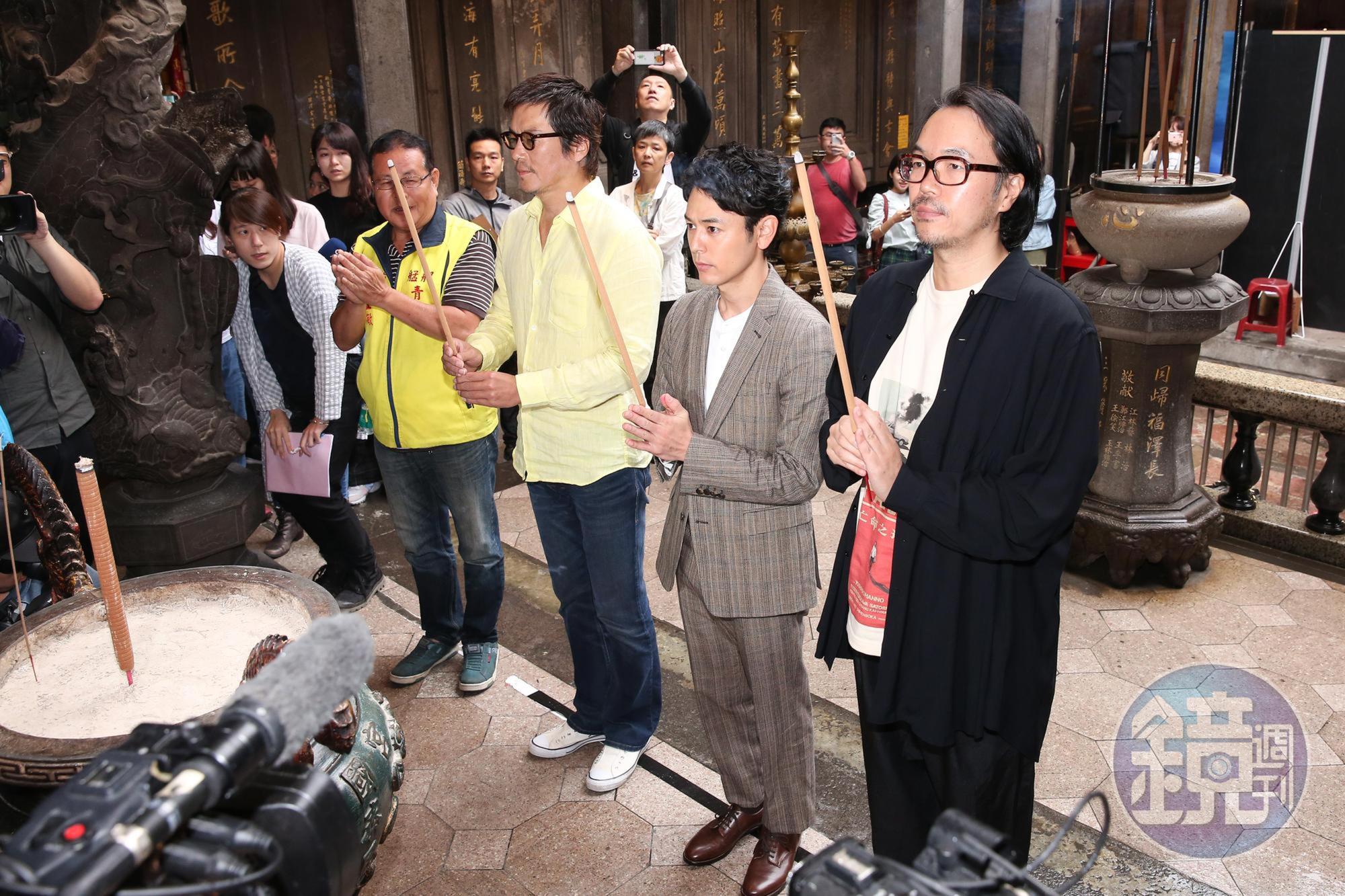 《亡命之途》導演半野喜弘（右起）、妻夫木聰與豐川悅司在艋舺青山宮拜拜祈福。