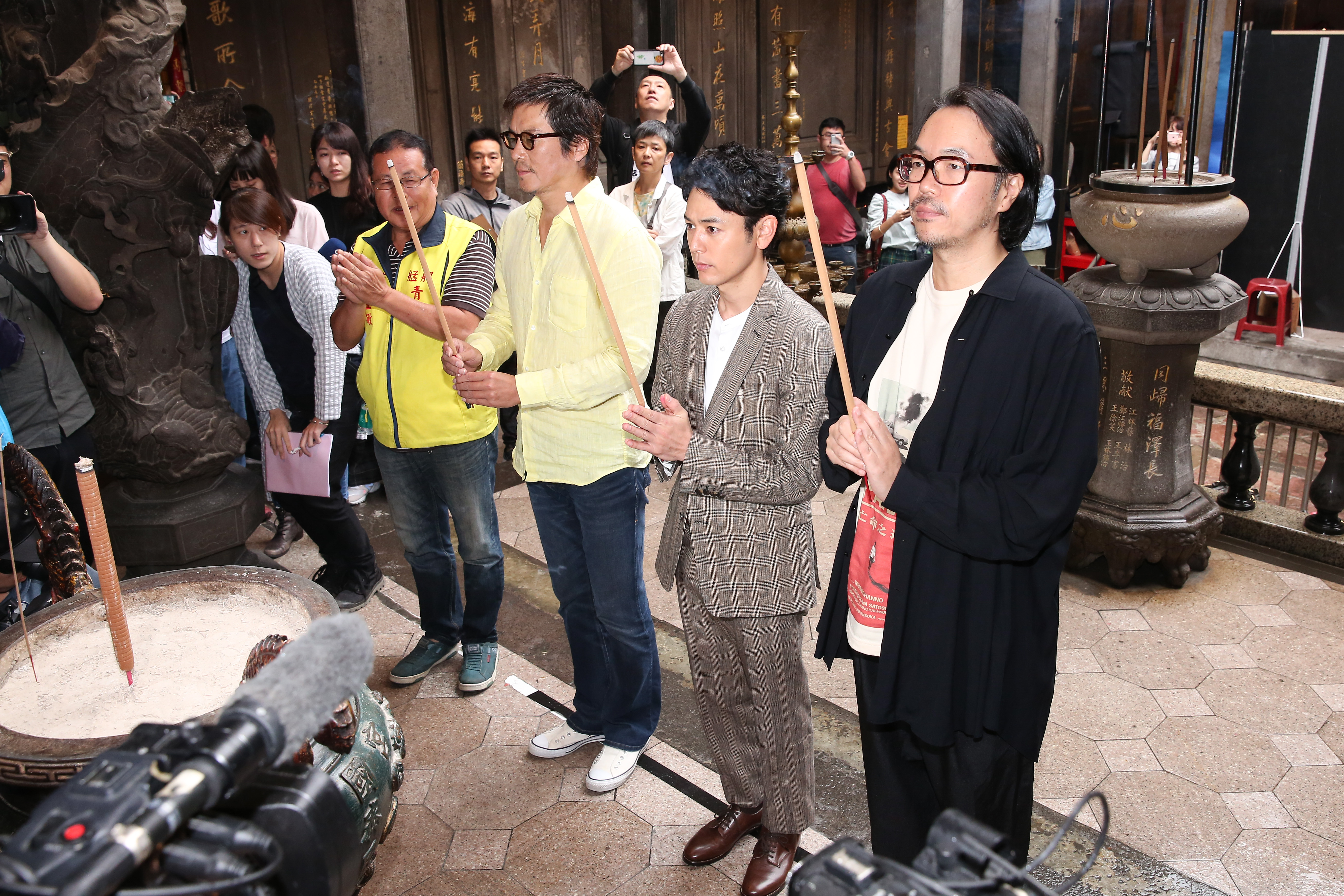 《亡命之途》導演半野喜弘（右起）、妻夫木聰與豐川悅司在艋舺青山宮拜拜祈福。