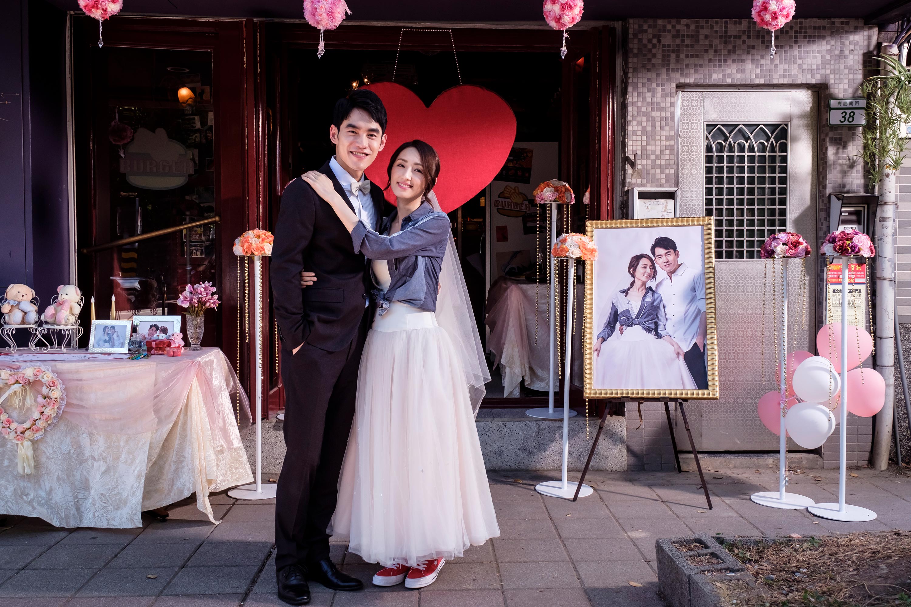 柯佳嬿和張書豪劇中飾演夫妻,有許多甜蜜鏡頭。(歐銻銻娛樂提供)