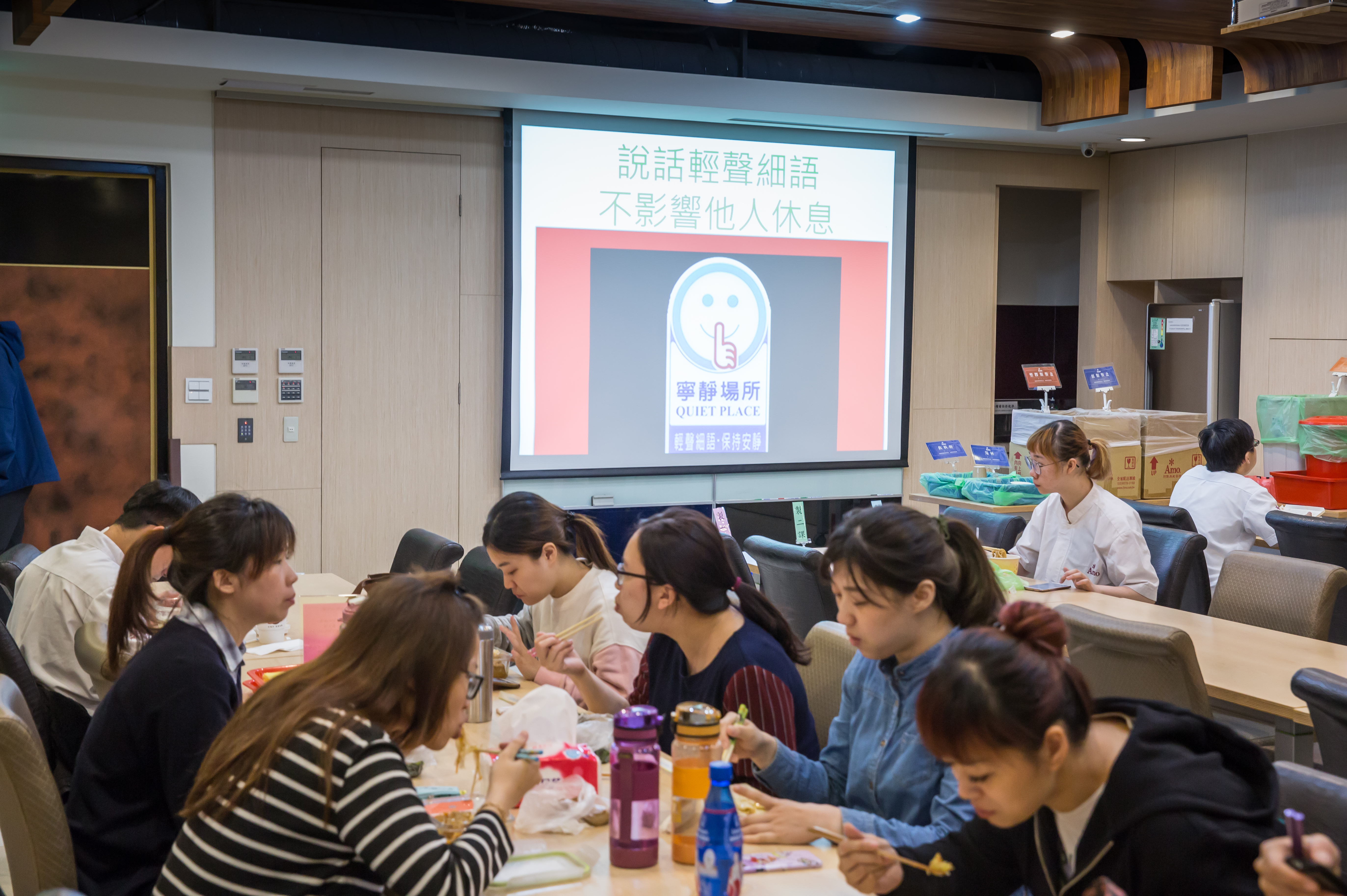阿默企業總部員工餐廳員工邊吃飯，得邊接受環境教育洗腦。