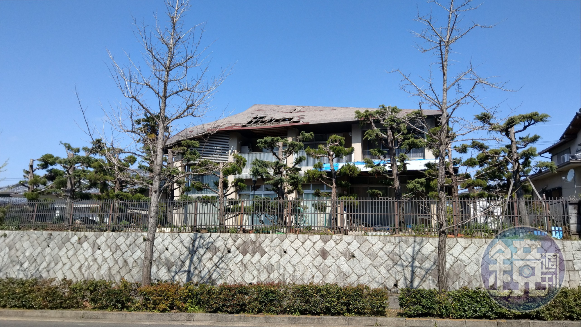 駐大阪代表官邸位於大阪府豐中市的豪宅區,近來因在殯儀館進駐,附近一棟豪宅已搬走,屋頂破損形同廢墟。