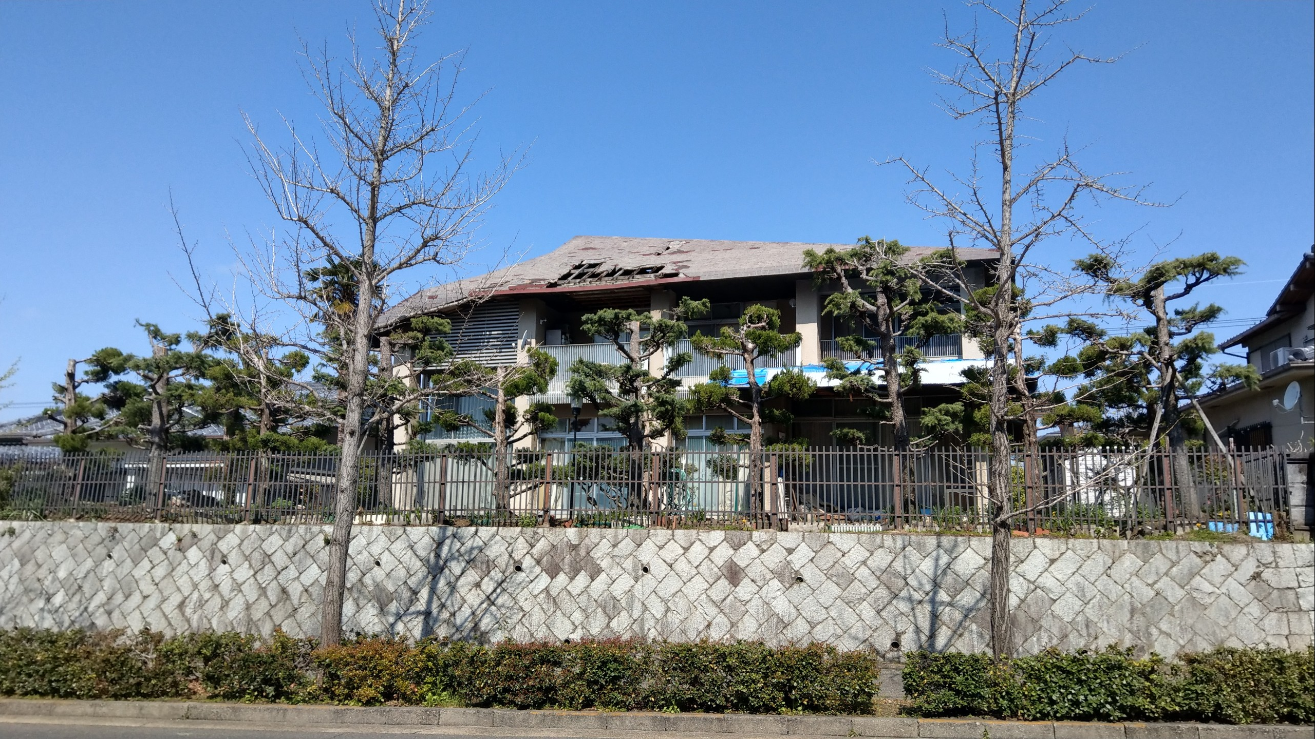 駐大阪代表官邸位於大阪府豐中市的豪宅區，近來因在殯儀館進駐，附近一棟豪宅已搬走，屋頂破損形同廢墟。