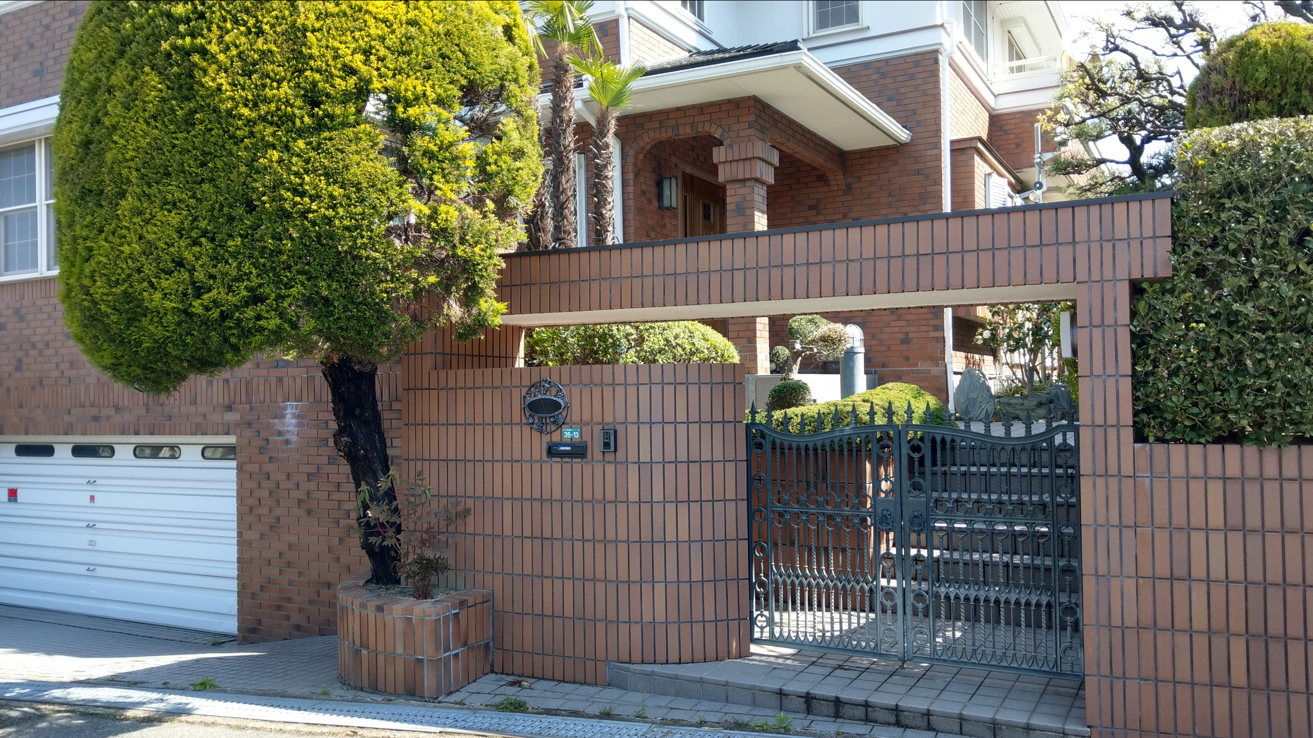 我國大阪代表處處長官邸在前代表蘇啟誠自縊身亡後成凶宅，傳出外交部有意將官邸出售。