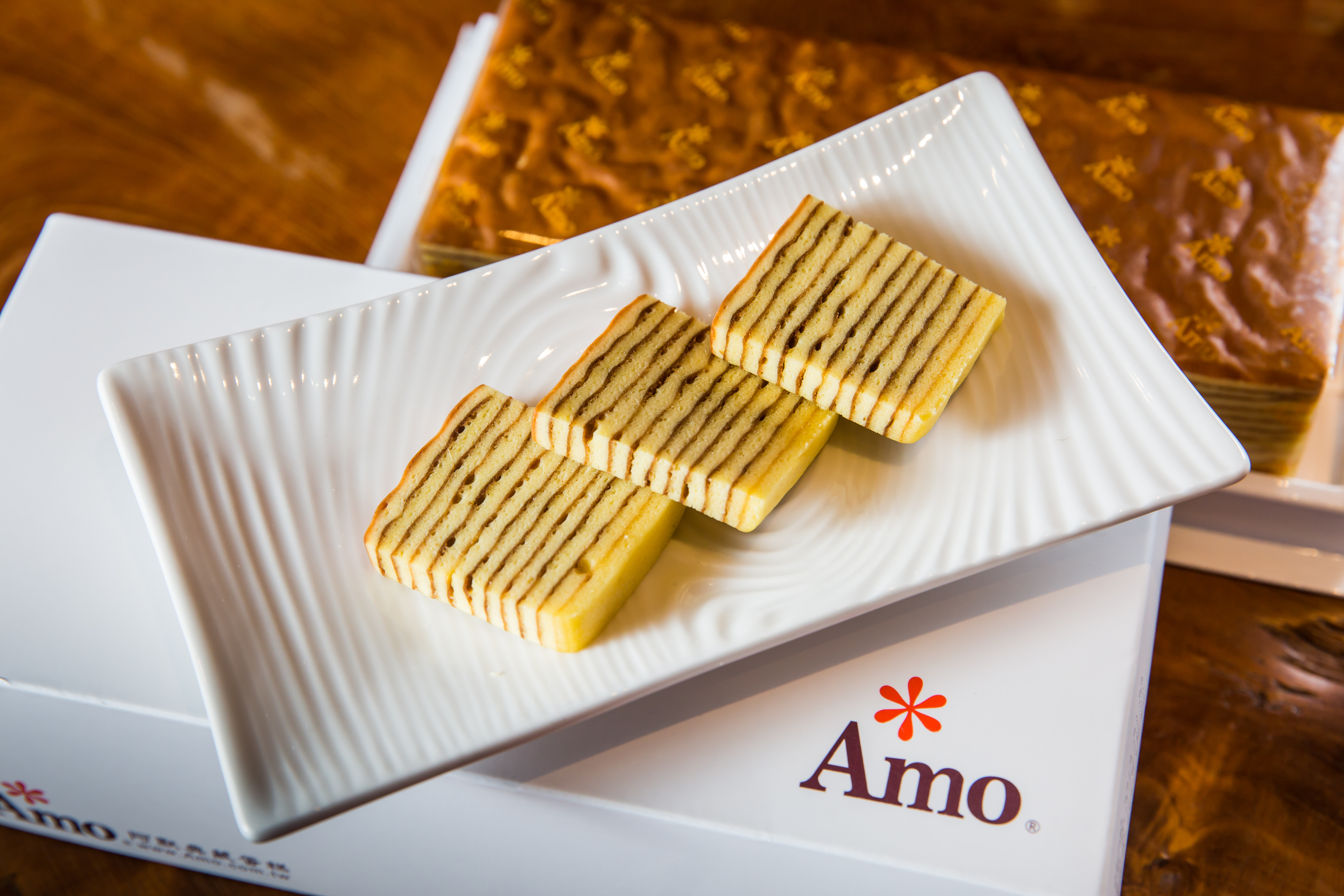 「荷蘭貴族手工蛋糕」的研發靈感來自印尼千層蛋糕，是阿默企業最暢銷產品。（320元/條）