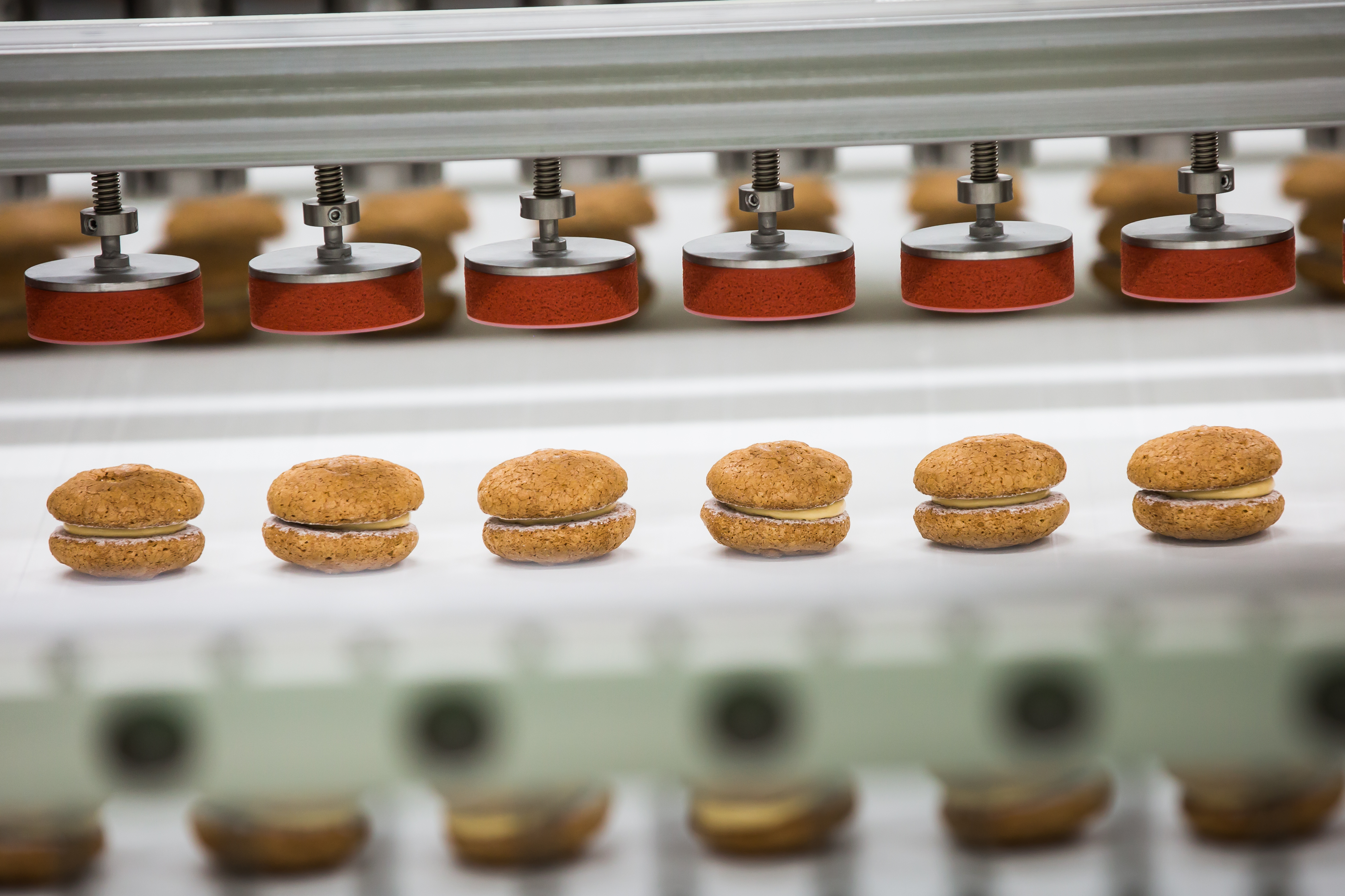 與日本團隊研發改良自動化生產達克瓦茲，是阿默蛋糕新崛起的人氣商品。（原味＋焦糖120元/8入）