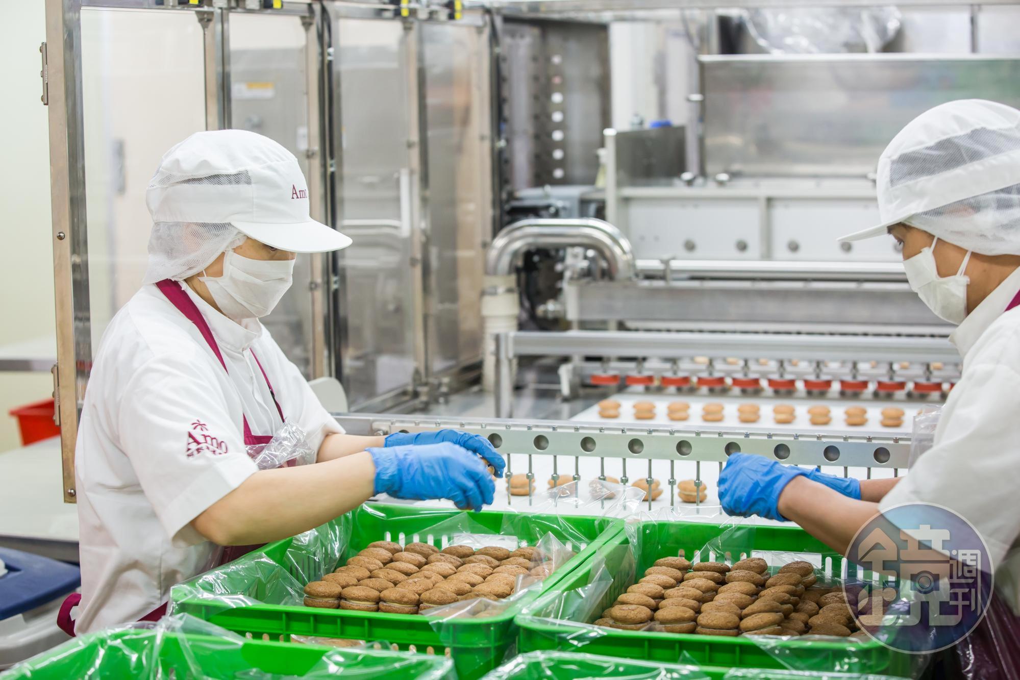 產線員工逐一檢查每一顆達克瓦茲，舉凡有破損或內餡外溢都必須淘汰。