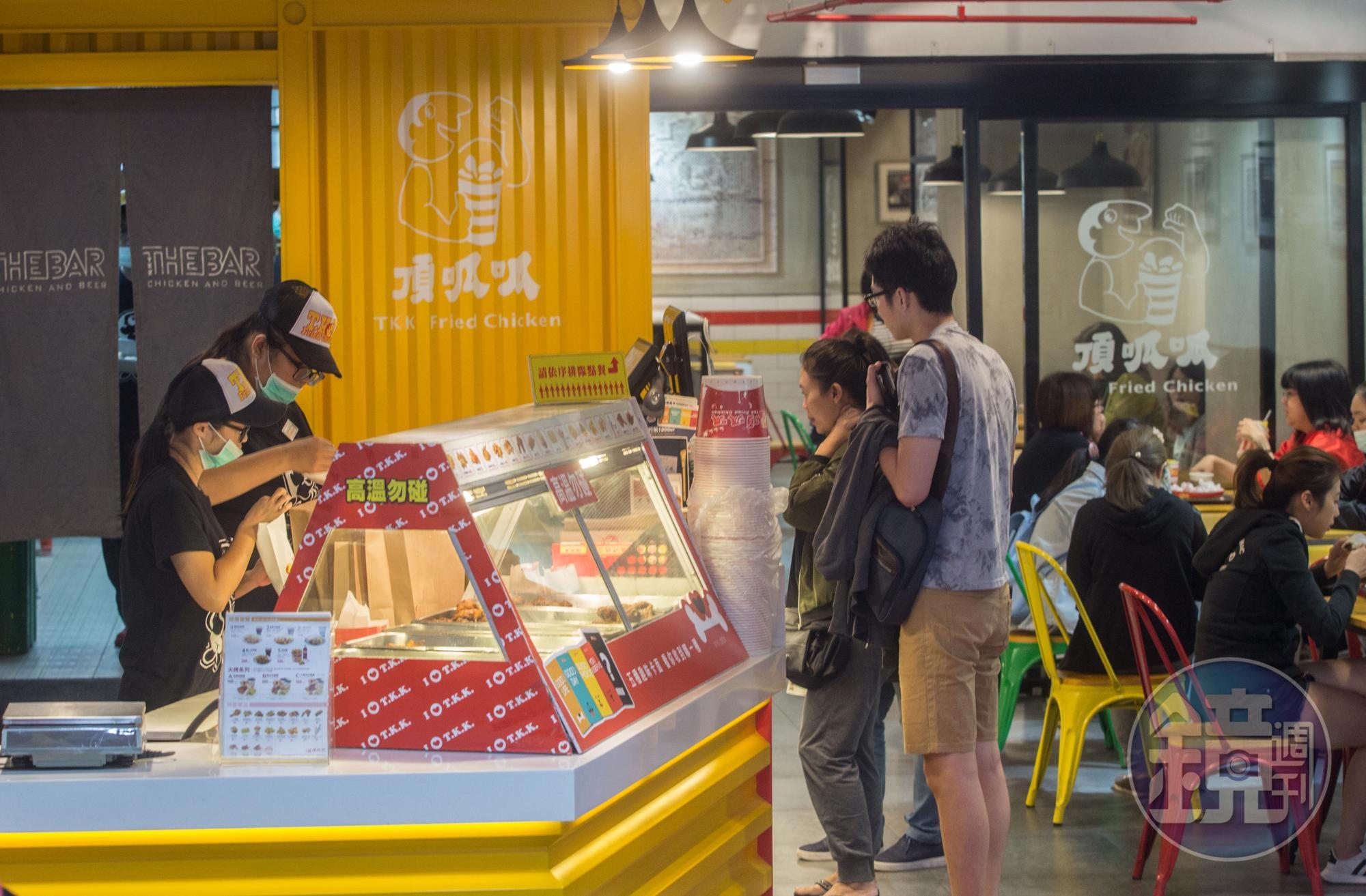 頂呱呱忠孝旗艦店客層多元，不少年輕消費者也喜愛台式炸雞風味。