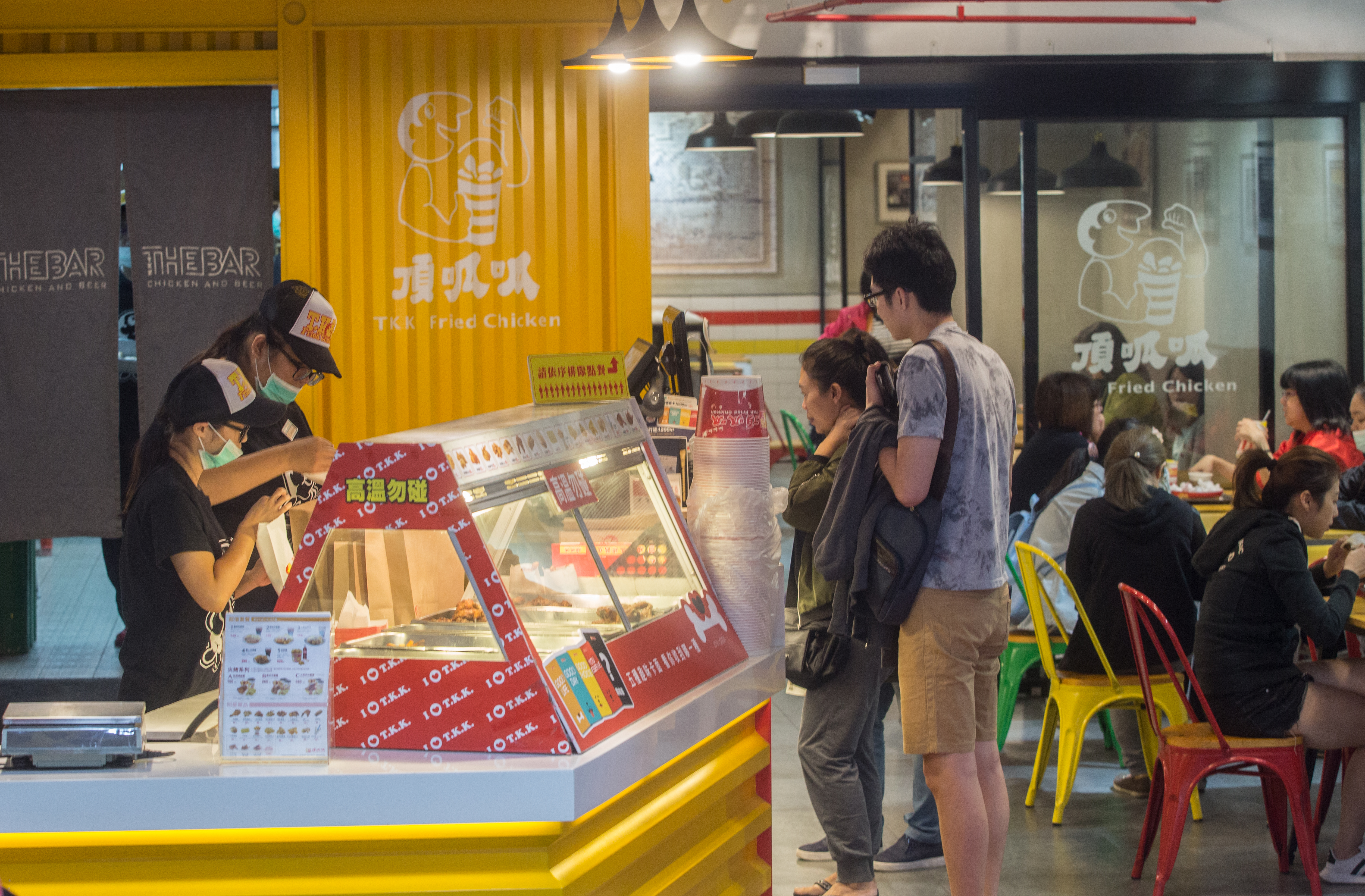 頂呱呱忠孝旗艦店客層多元，不少年輕消費者也喜愛台式炸雞風味。