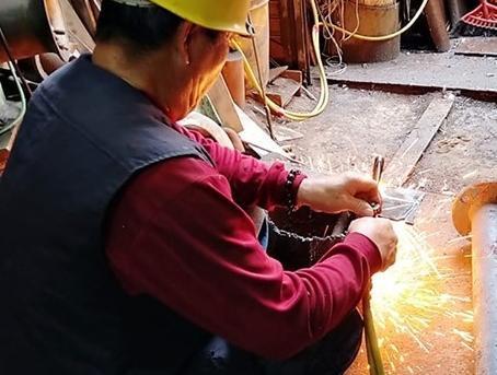 有名女網友在勞動節po文抱怨，她帶修漁船的黑手父親看病時，2人所遭遇的鄙視。（翻攝自爆怨公社）