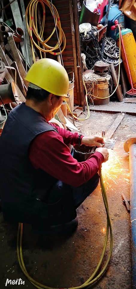 原po在勞動節這天向大家呼籲，「不管各行各業都有他的辛苦，也請不要鄙視或看清他們！」（翻攝自爆怨公社）