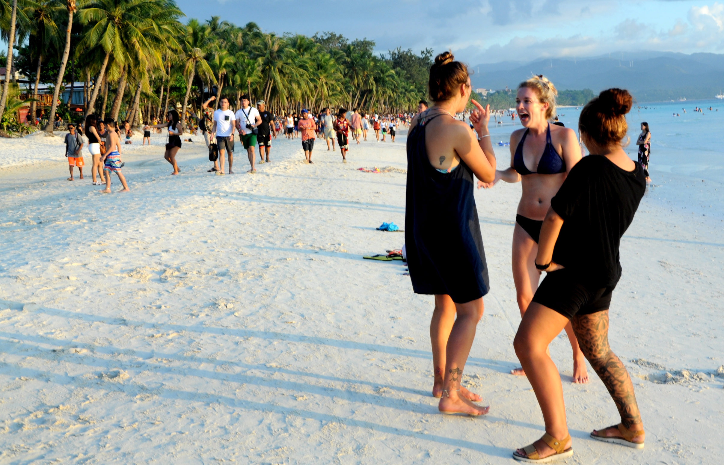 省錢達人張偉明逛旅展前勤做功課、貨比三家，成功以8折價買到長灘島5日遊行程。（東方IC）