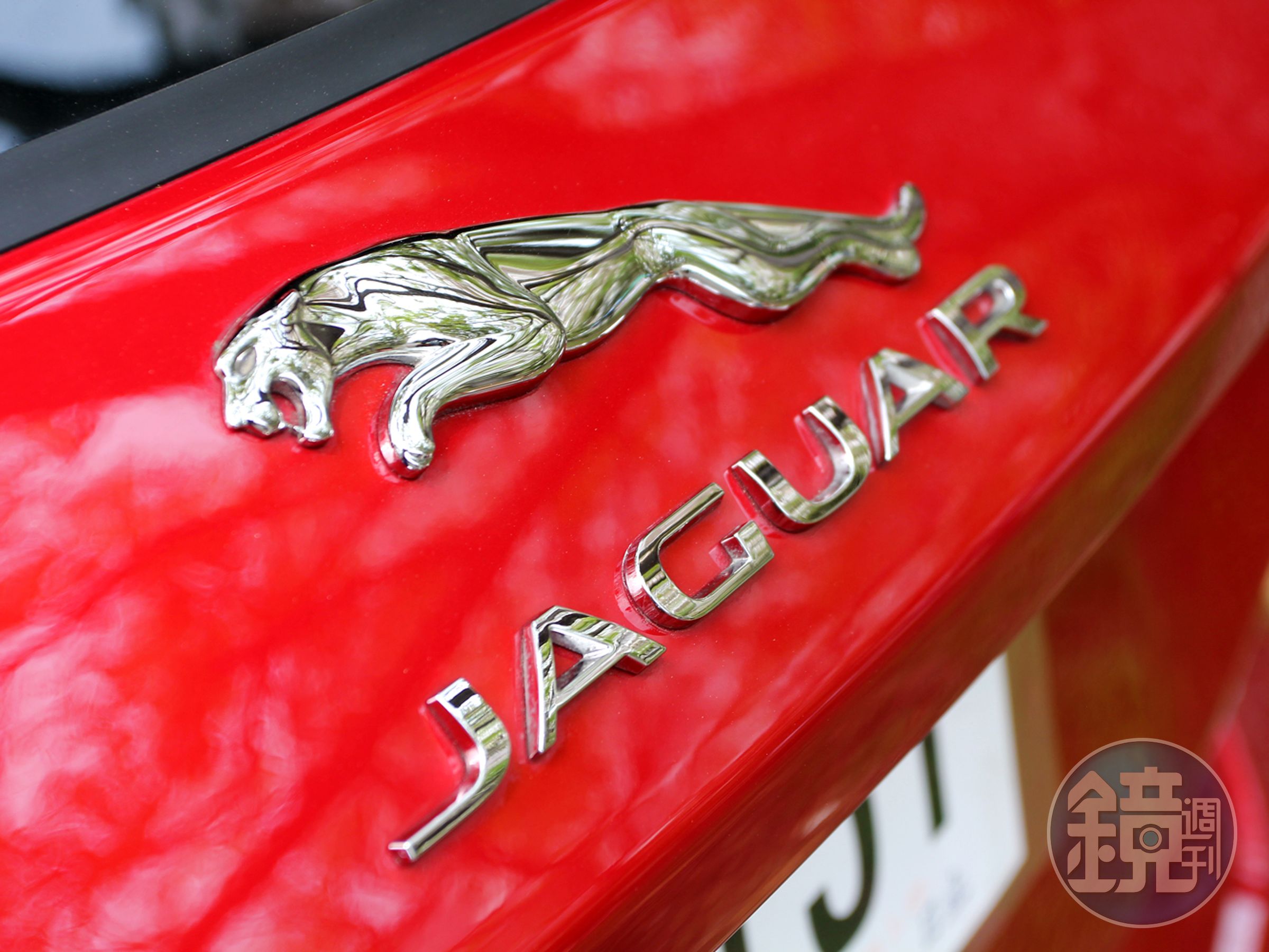 Jaguar源自賽道基因的設計準則，賦予E-PACE一眼之間即可清晰識別的跑車風格。