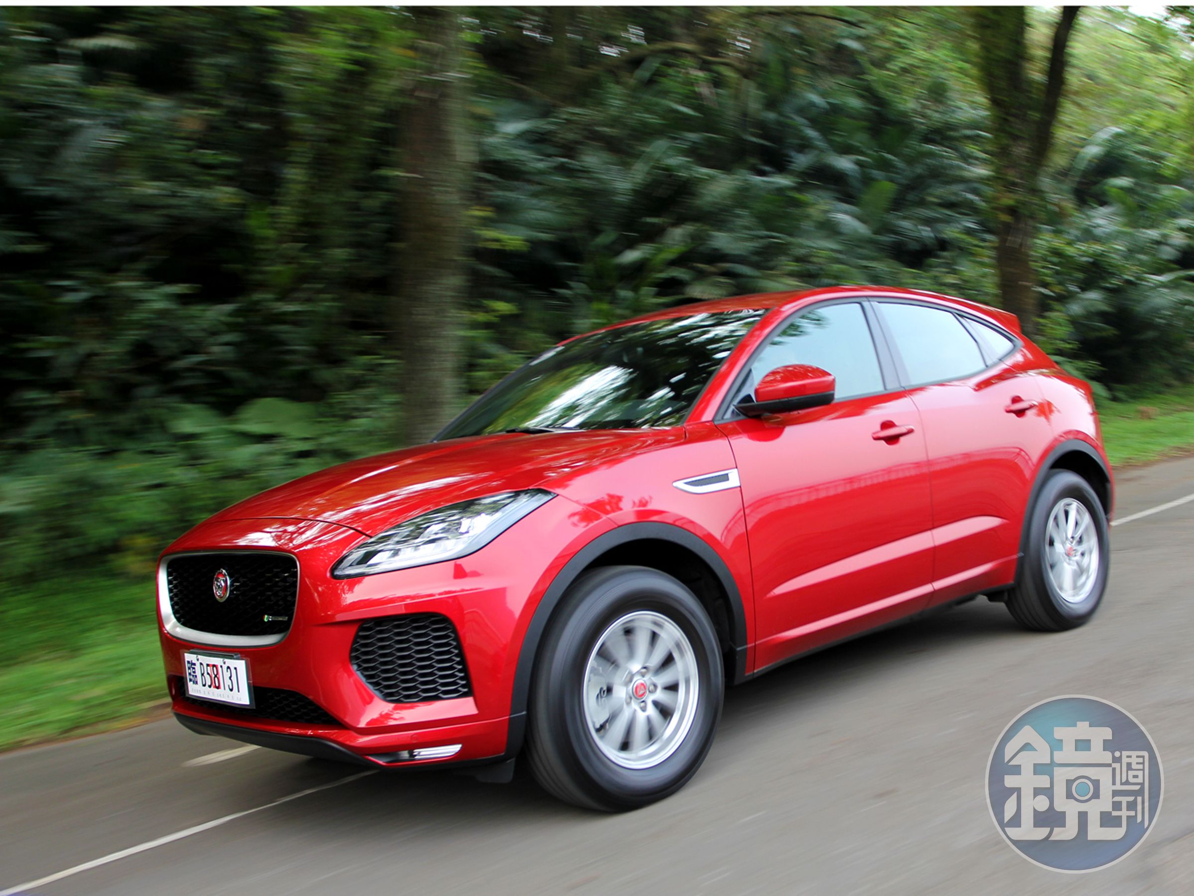 底盤是與Land Rover Evoque共用的原廠代號D8底盤，為前麥花臣、後多連桿懸吊的AWD四輪傳動設定。
