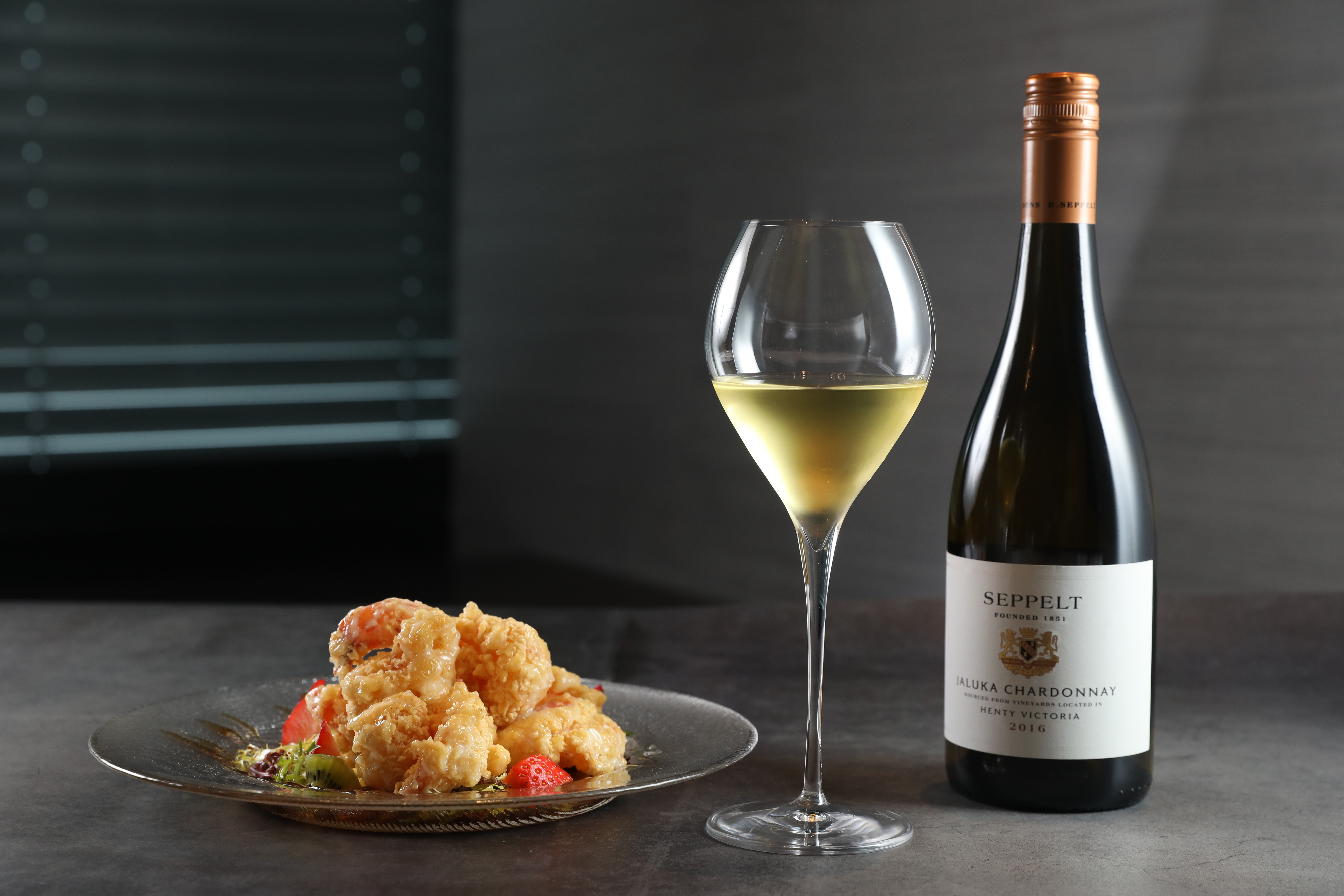 「思奔 賈露卡 夏多內白葡萄酒2016」（右，1,280元／瓶）搭配「蜜桔鮮蔬果律蝦球」（左，880元／份），白酒成了畫龍點睛的醬汁。