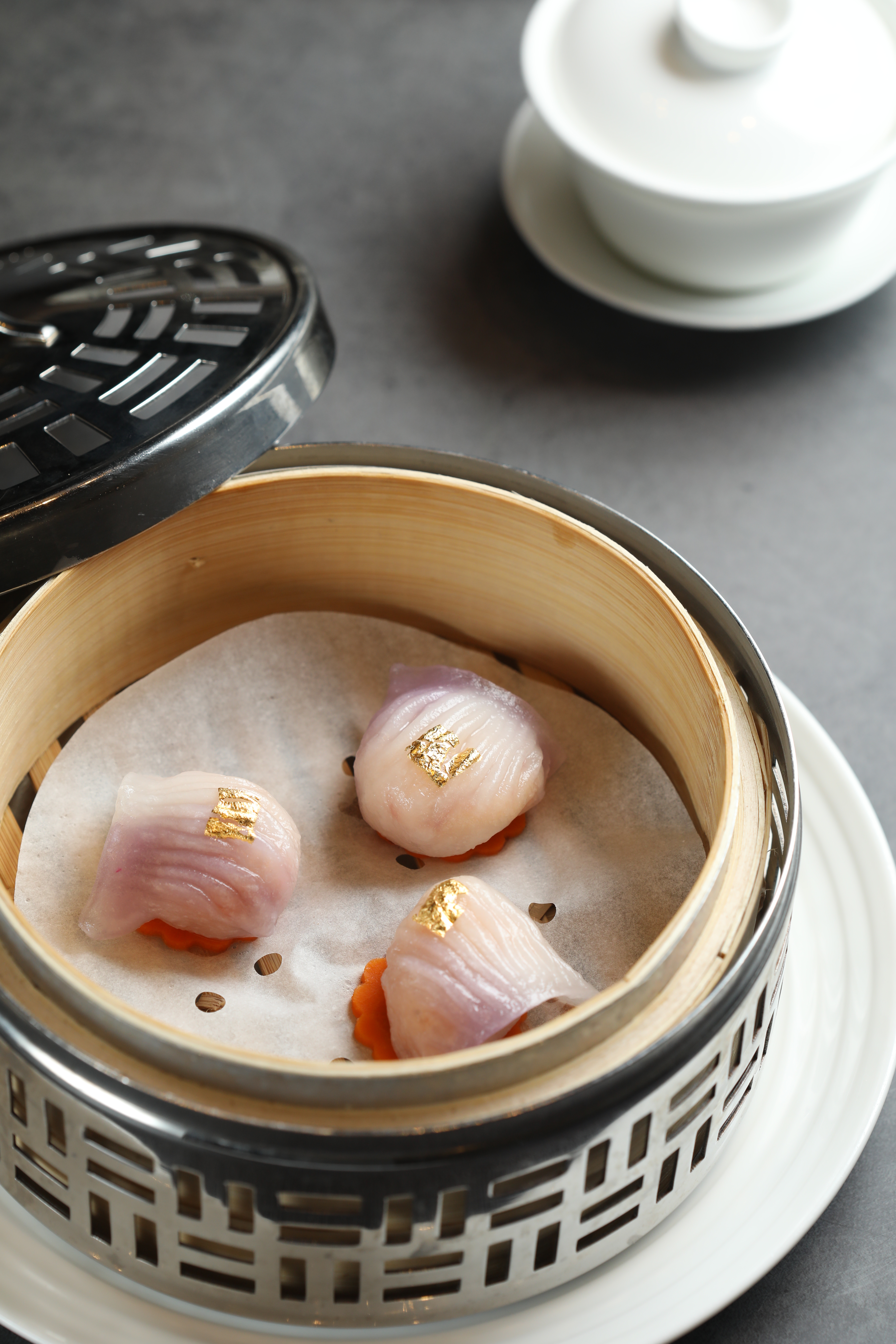 用蝶豆花綴色的「金箔鮮蝦餃」，鮮甜彈牙。（220元／3粒）