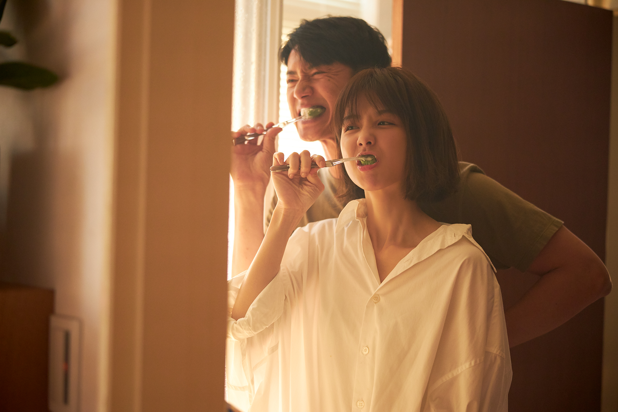 邵雨薇跟吳慷仁傳過緋聞，兩人拍起MV的感情戲也很自然。（寬宏藝術/Kham Music提供）