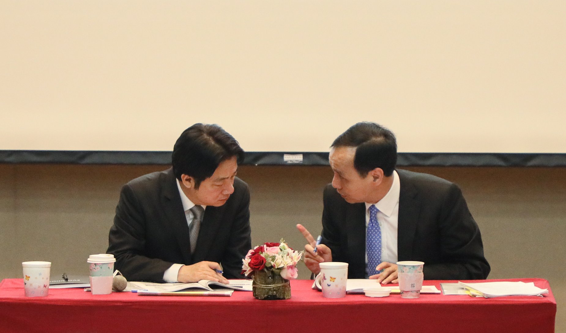 朱立倫再出奇招，宣布下週二將代班主持《Pop搶先爆》廣播節目，想公開邀請賴清德前院長擔任首集節目來賓。（翻攝自朱立倫臉書）