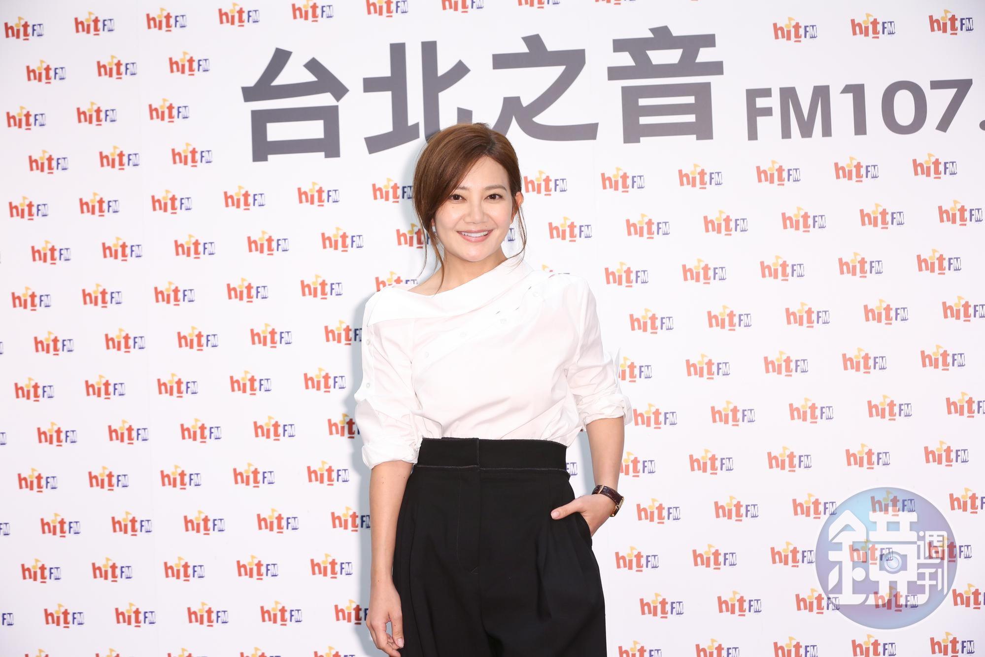 梁靜茹現身電台活動，收下以她經典療癒歌曲集結而成的禮物。