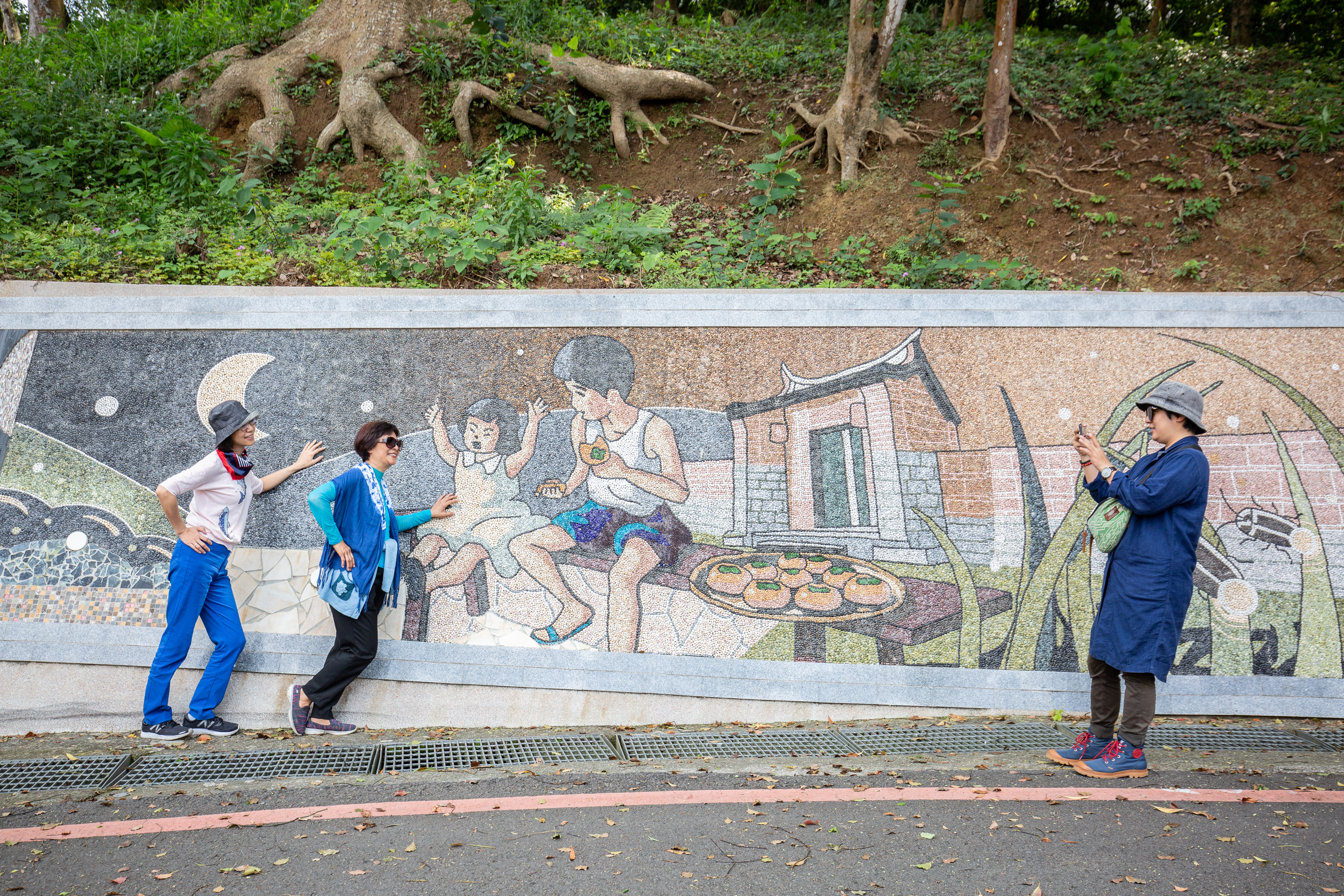 一邊旅行一邊和媽媽互相拍照，是旅途中必做之事。