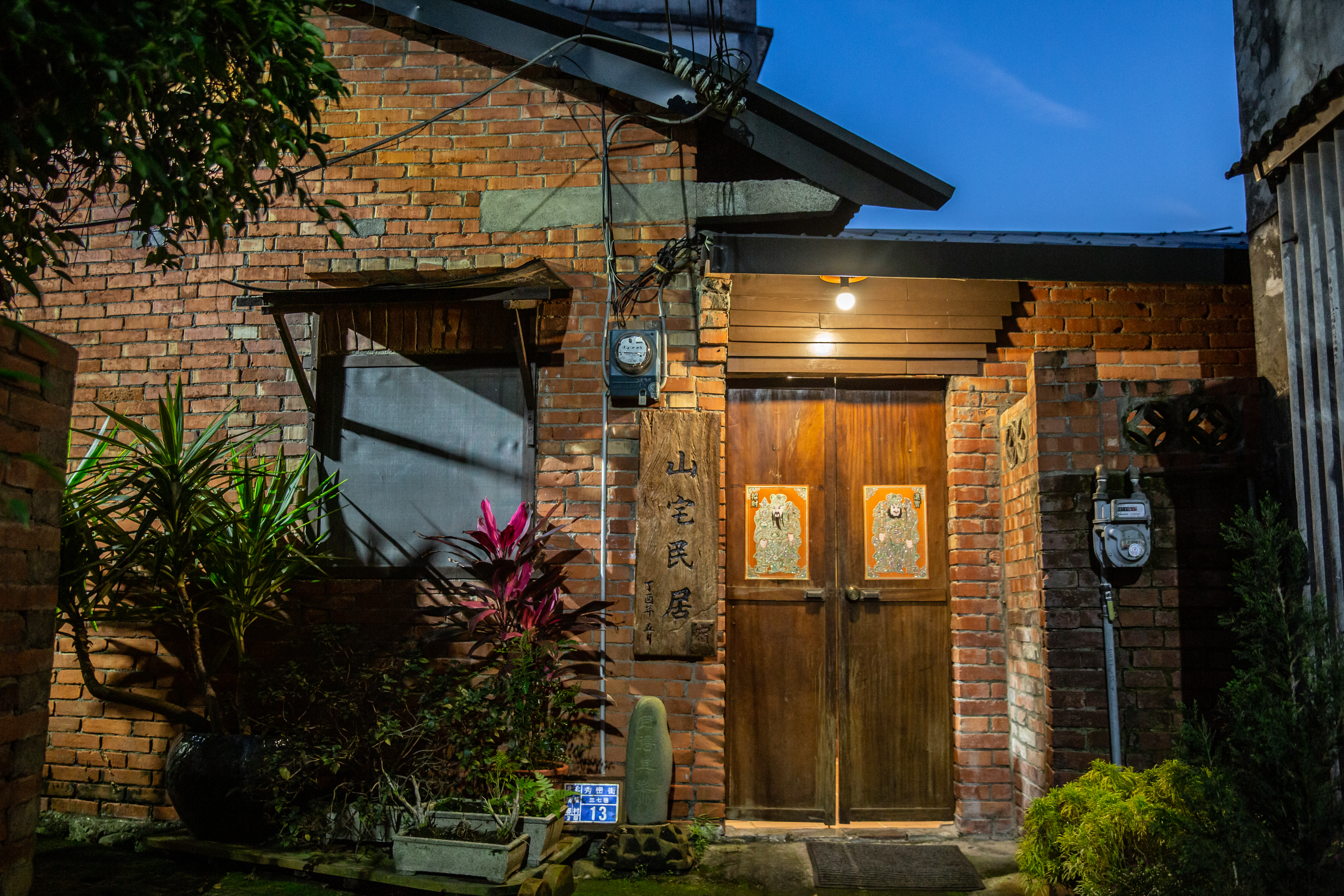 入夜，屋前點起亮光，非常溫暖。