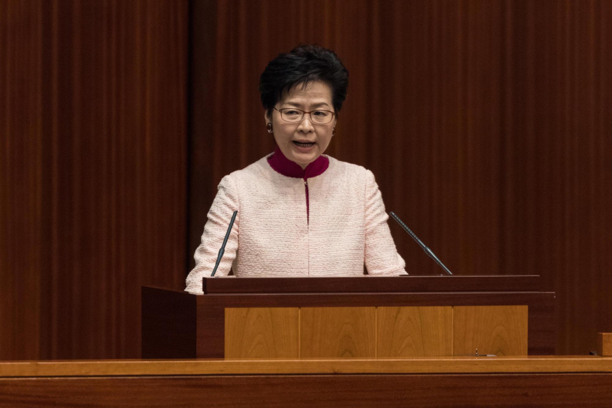 面對數萬人走上街頭抗議修訂《逃犯條例》,香港特首林鄭月娥強硬回應修訂刻不容緩。(東方IC)