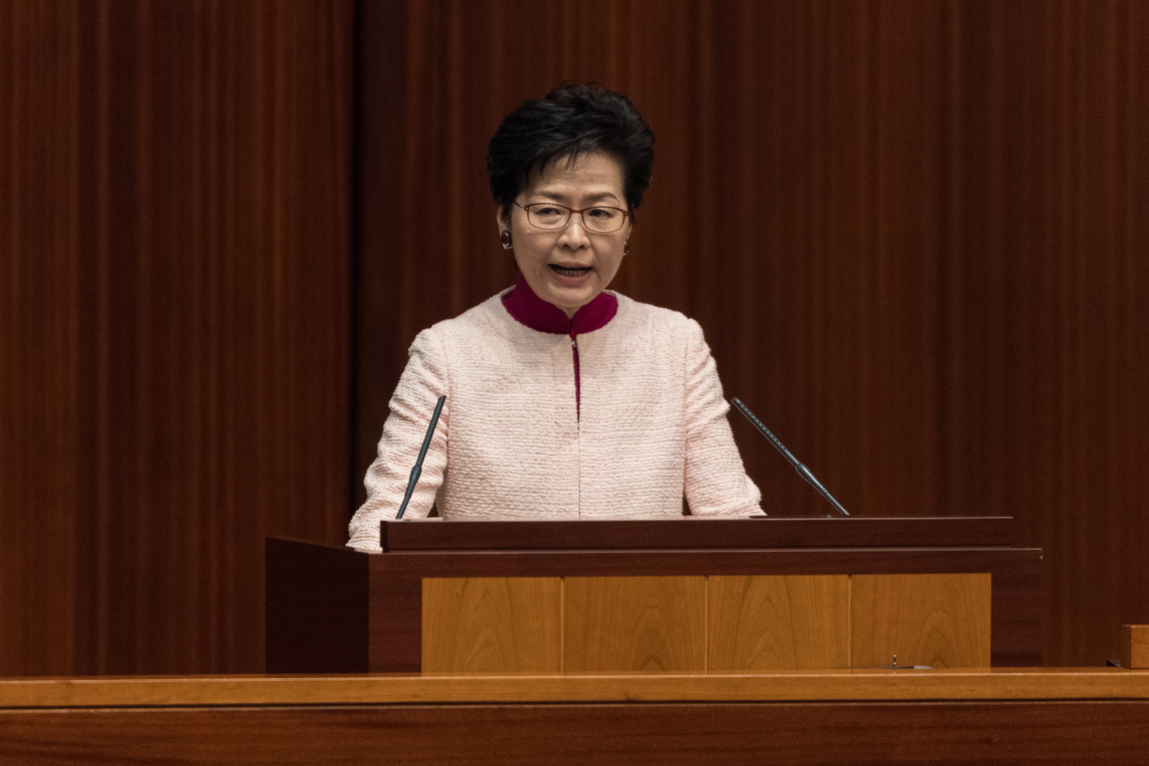 面對數萬人走上街頭抗議修訂《逃犯條例》,香港特首林鄭月娥強硬回應修訂刻不容緩。(東方IC)