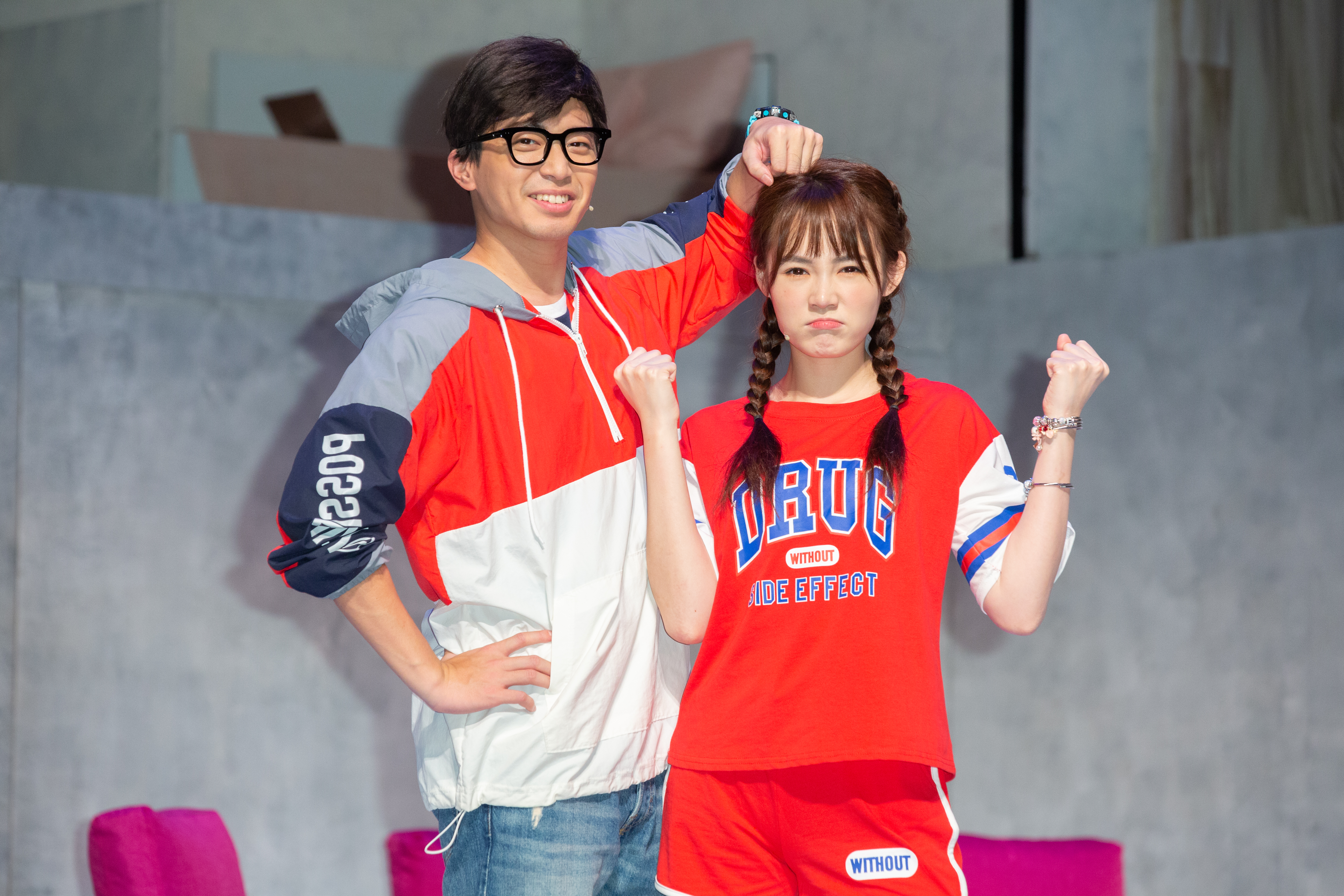 侯彥西和吳心緹在《當我們同在一起》舞台劇是愛鬥嘴的兄妹,私下也很愛逗對方。