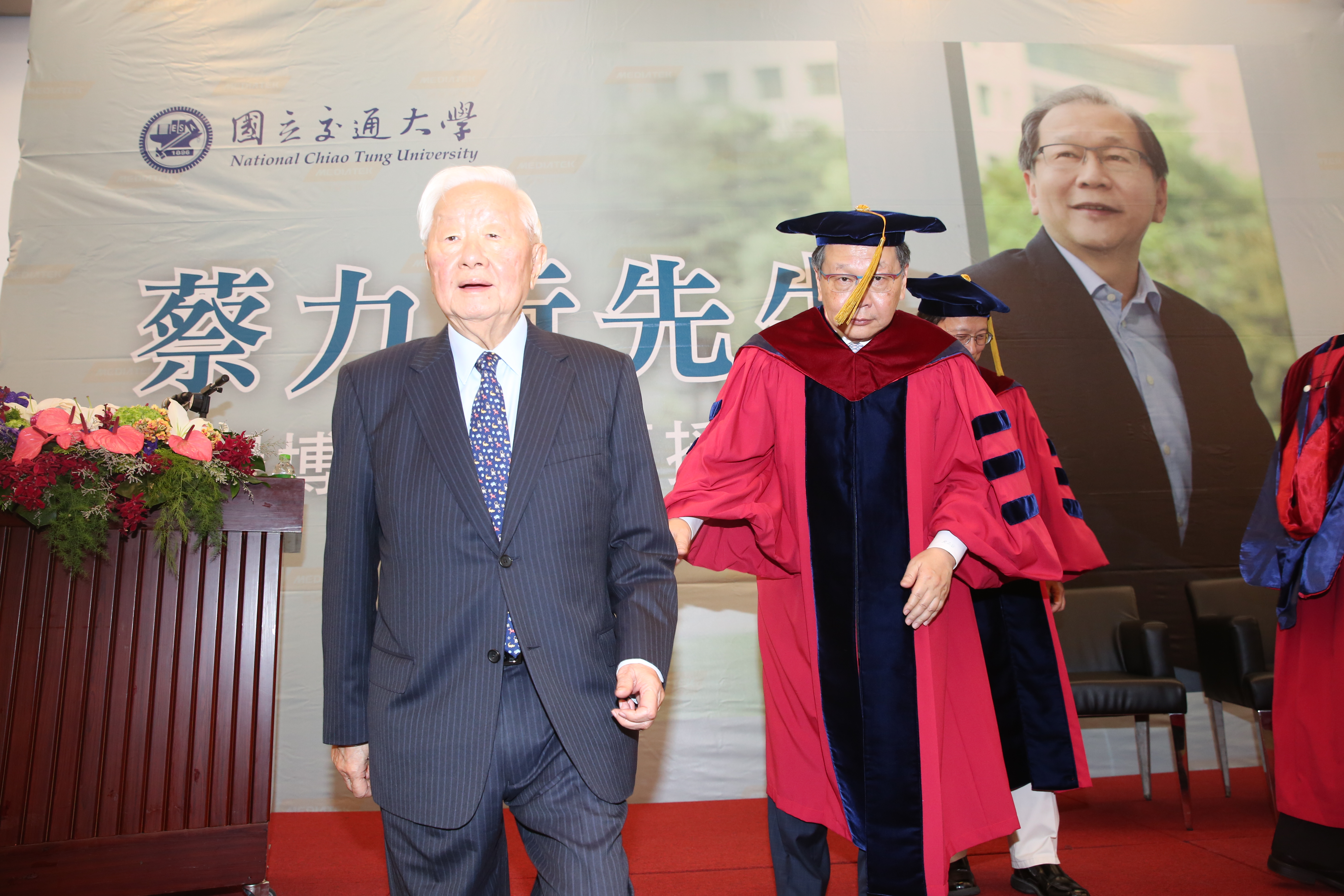 台積電創辦人張忠謀（左）認為，台灣半導體能夠做到今天這樣子是一個奇蹟。