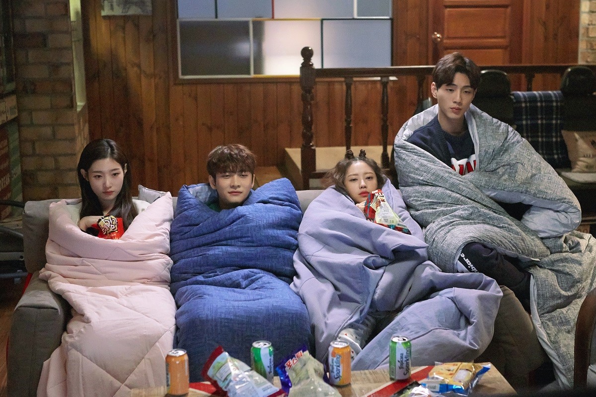 Netflix的原創自製電視劇《因為初戀是第一次》，找來志洙（右起）、崔莉、姜泰伍、鄭彩娟等年輕偶像挑大梁主演。（Netflix提供）