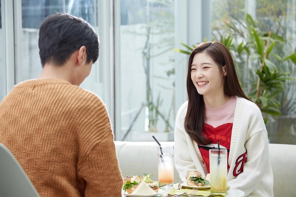 《因為初戀是第一次》置入介紹不少首爾知名咖啡及美食名店。(Netflix提供)