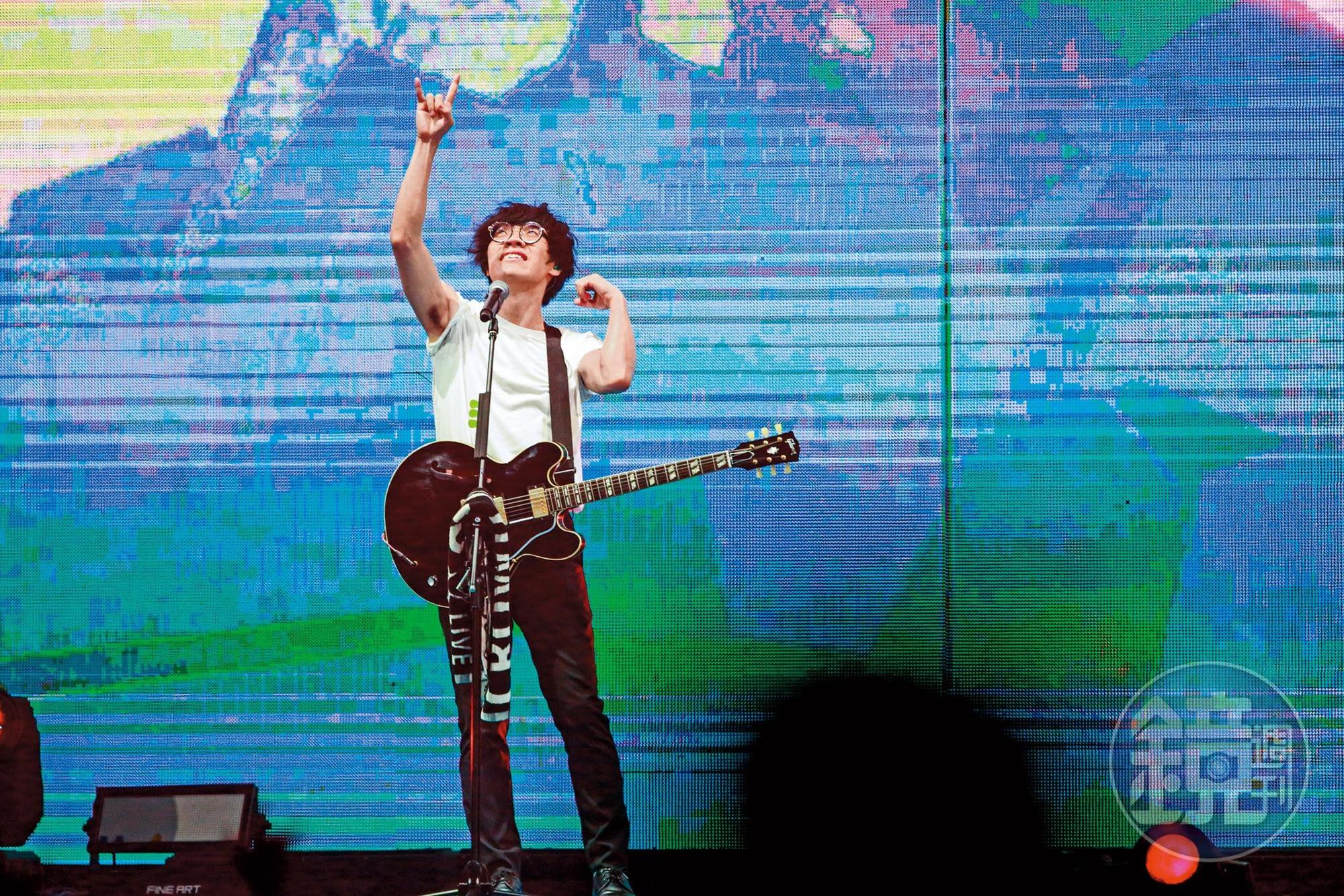 雖然動作想要營造Rocker感，但是盧廣仲的腋毛感覺非常乖順而且有所節制。