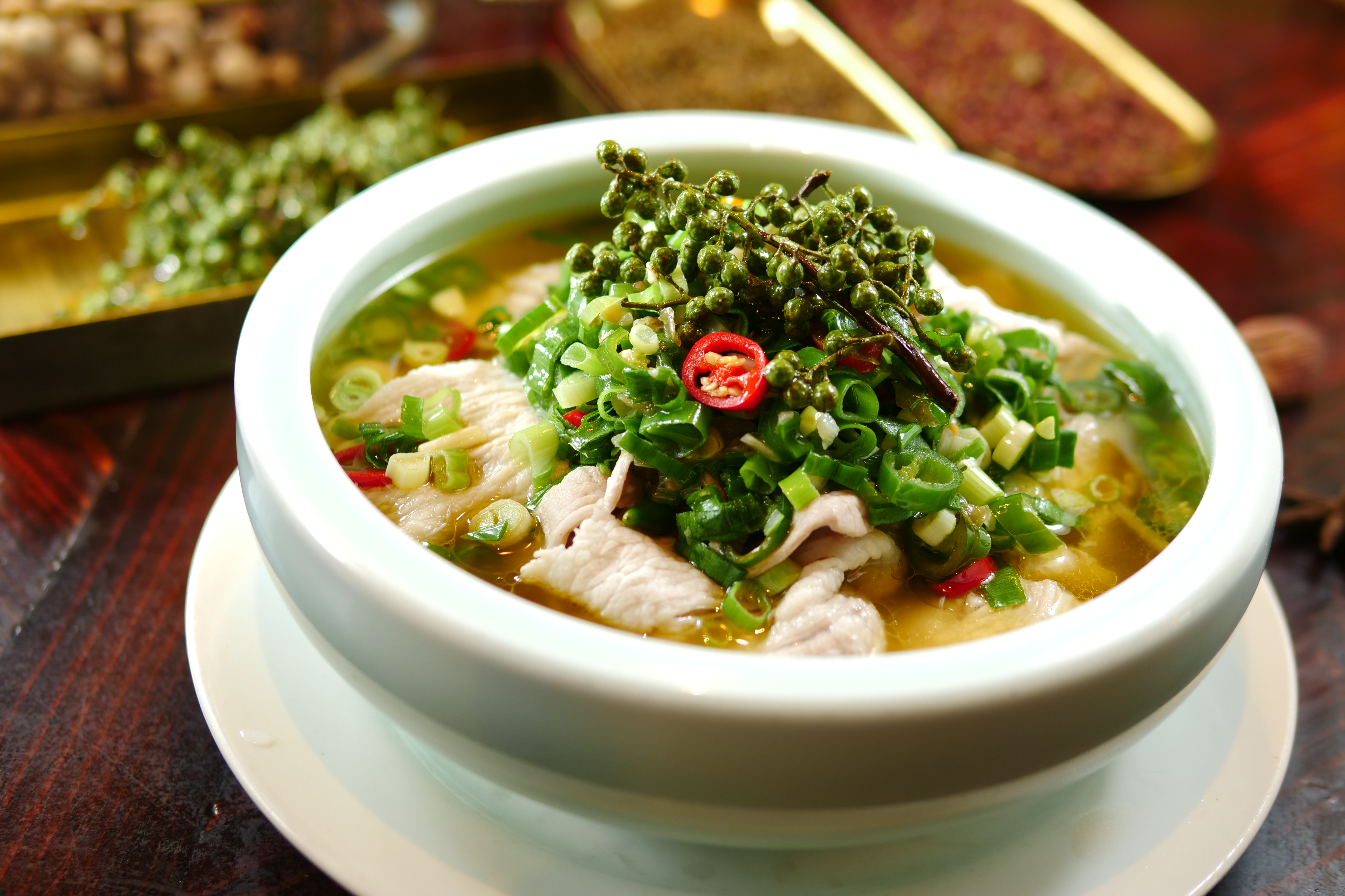 獨特酸香辣的「藤椒浪花白肉」，酸爽開胃。（380元／份）