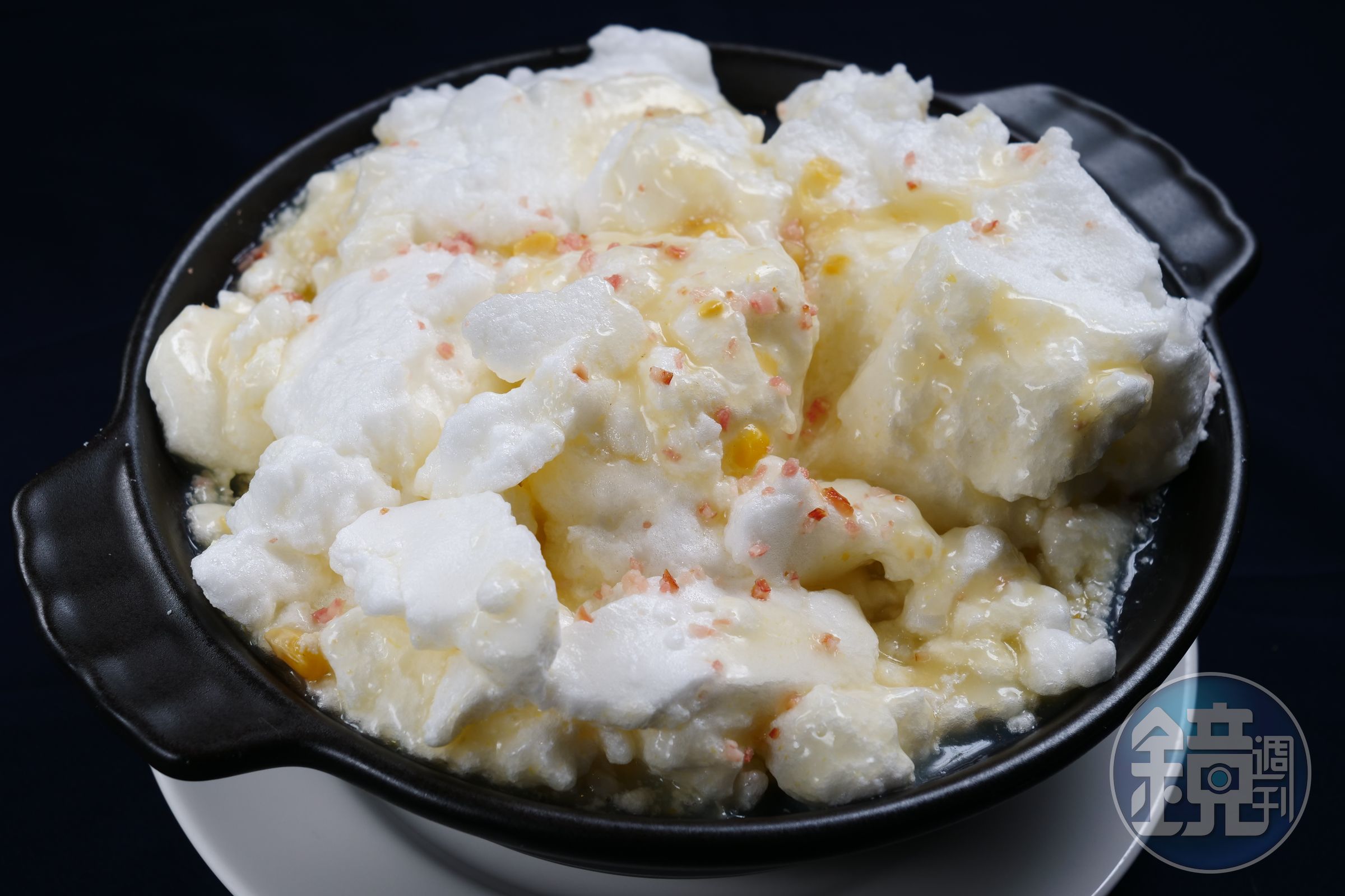 「白雪雞蓉玉米湯」上的打發蛋白，帶來如雲朵般輕盈感。（320元／份）