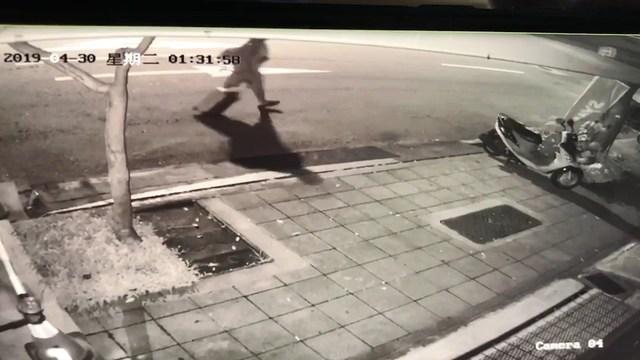 涉嫌犯下殺害丈人、丈母娘命案後，Jumaah攜行李箱帶兒逃亡身影曝光。（警方提供）