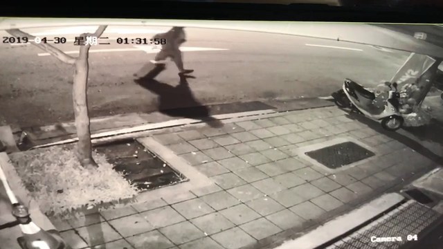 涉嫌犯下殺害丈人、丈母娘命案後，Jumaah攜行李箱帶兒逃亡身影曝光。（警方提供）