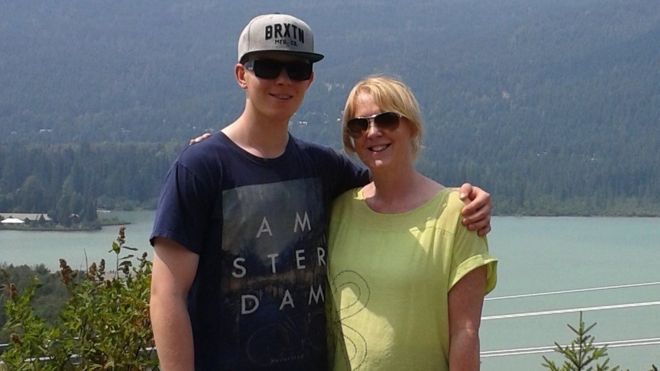 Lesley Roberts （右）的兒子Alex Hardy包皮手術後痛苦難耐，2年後選擇結束生命。（翻攝自BBC）