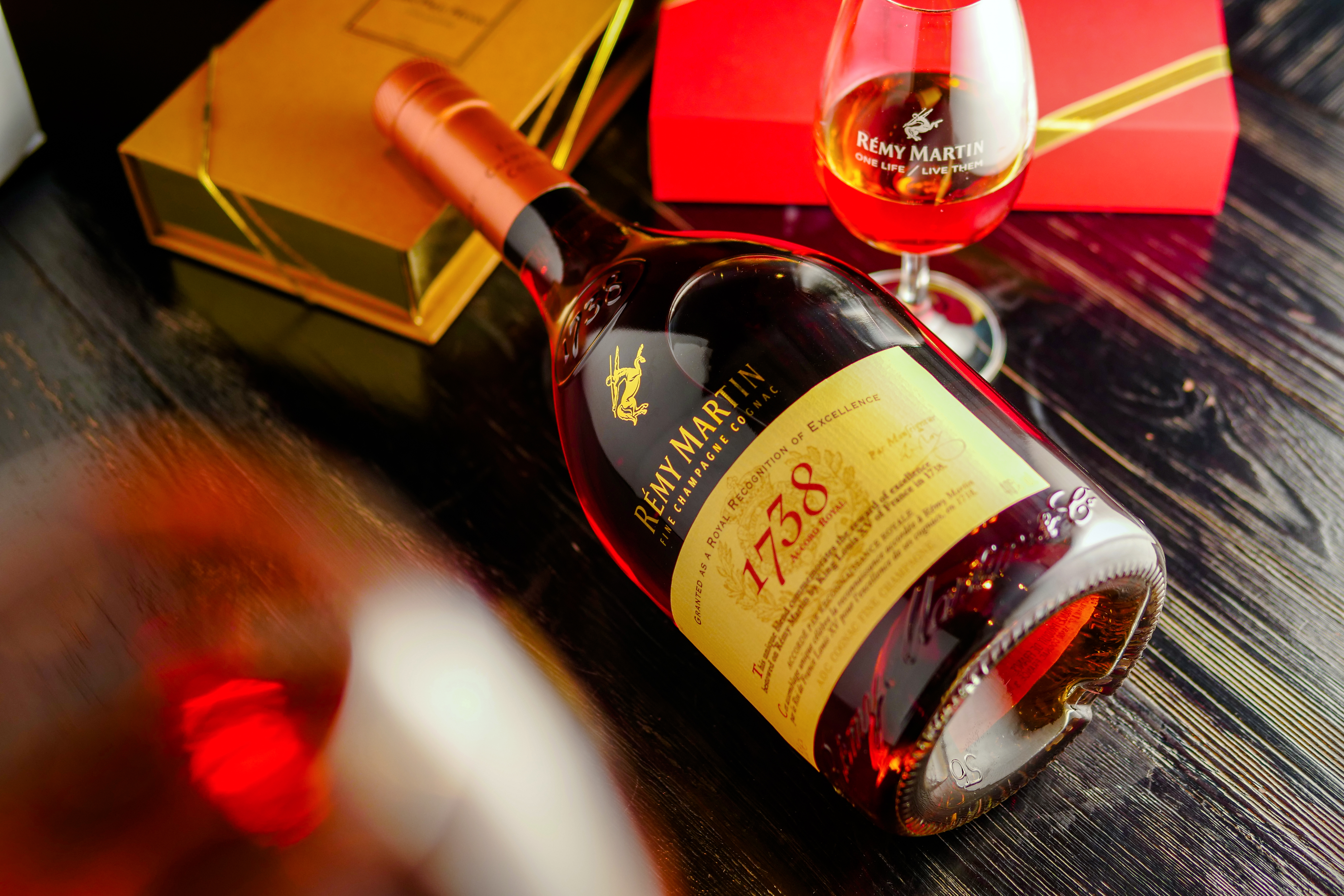 干邑白蘭地口感醇厚滑順、香氣豐盈不辛辣，適合搭配調味豐富的中菜、甜點或零嘴。