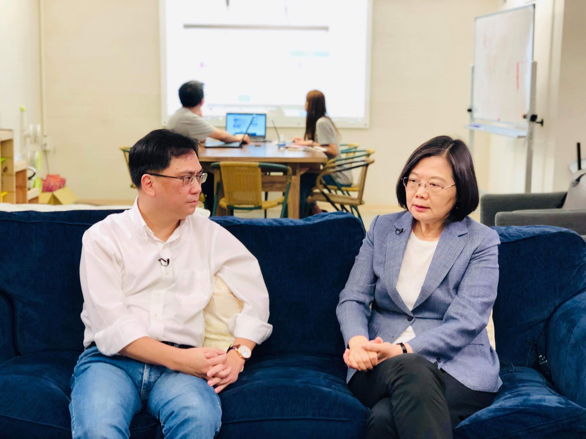 昨日蔡英文拜訪網紅「486先生」陳延昶，針對企業賦稅與一例一休等問題交流，洽談過程中486先一度毛遂自薦「我來當NCC主委」。（翻攝自486先生臉書粉專）