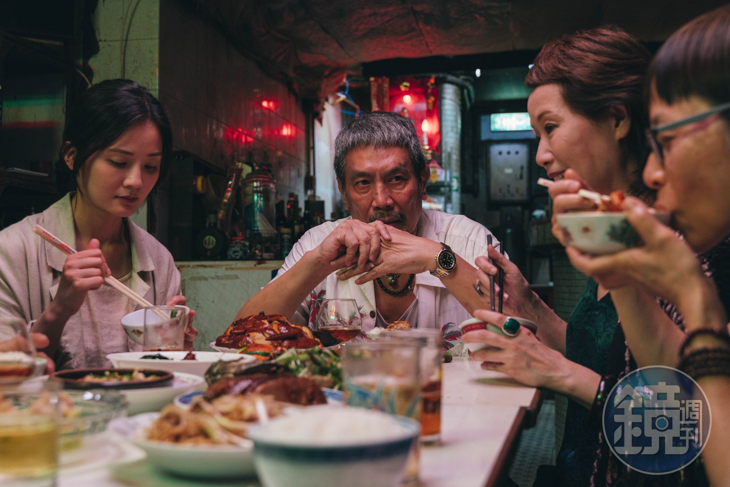 好久不見的實力派女星葉童在香港電影《非分熟女》演蔡卓妍阿Sa爸爸的小三，劉永則演出阿Sa父親一角。（華映娛樂提供）