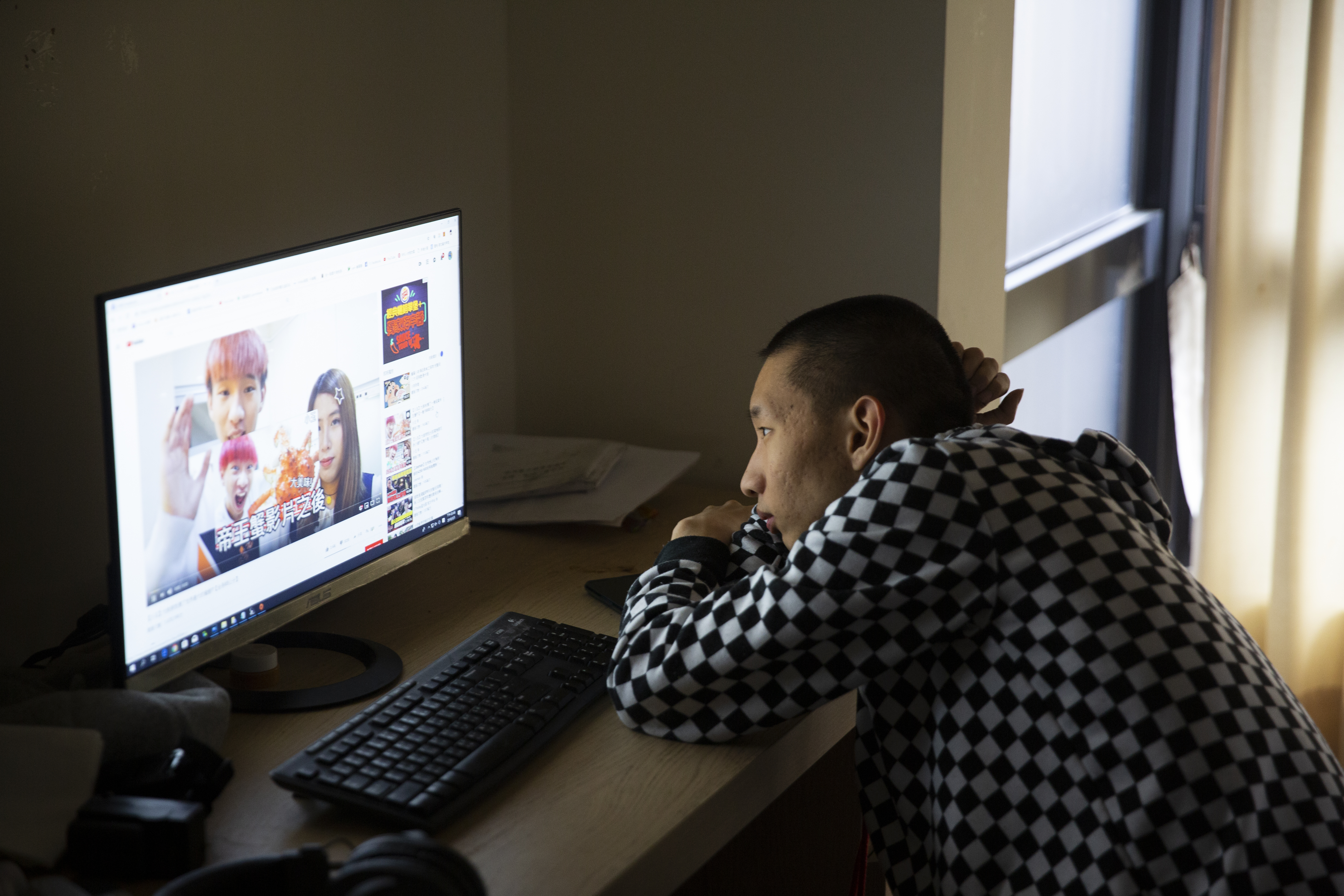 小玉因YouTuber爆紅，收入也多，卻因拍過不少爭議作品，飽受攻擊。