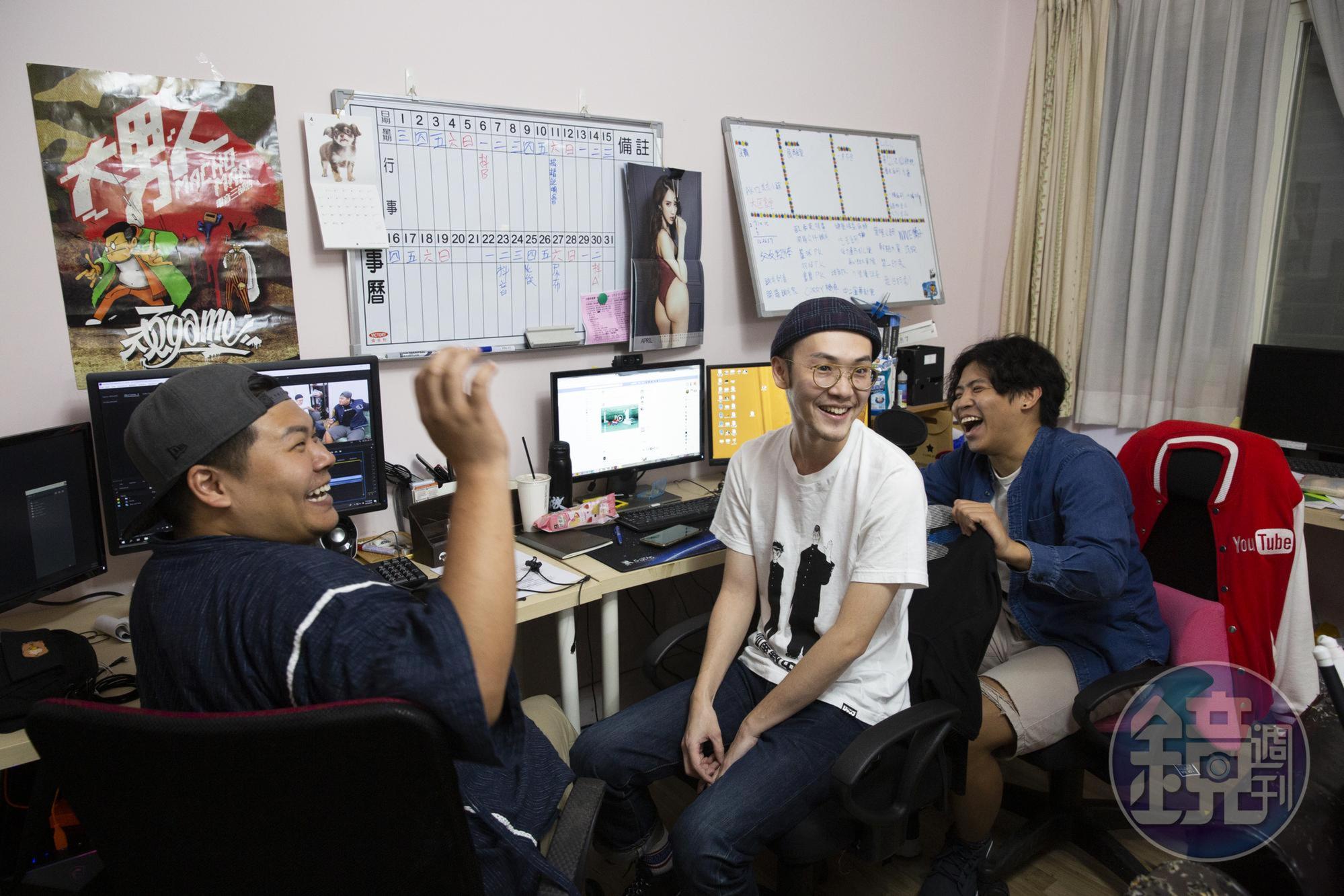 華森(中)是YouTube頻道「頑game」的一員,也是老闆之一。他認為過往的工作經驗,對他現在的雙重身分都有很大幫助。