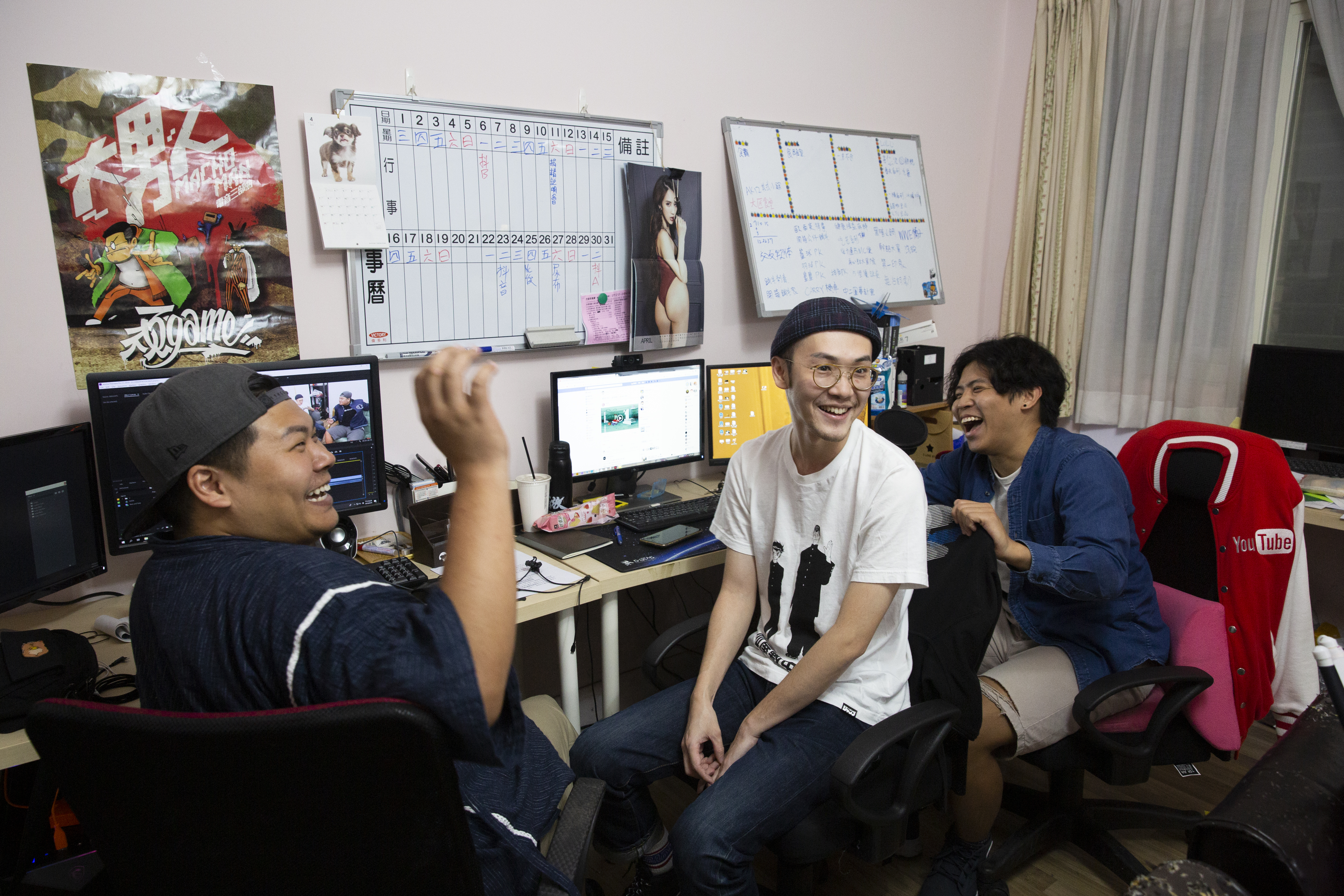 華森（中）是YouTube頻道「頑game」的一員，也是老闆之一。他認為過往的工作經驗，對他現在的雙重身分都有很大幫助。