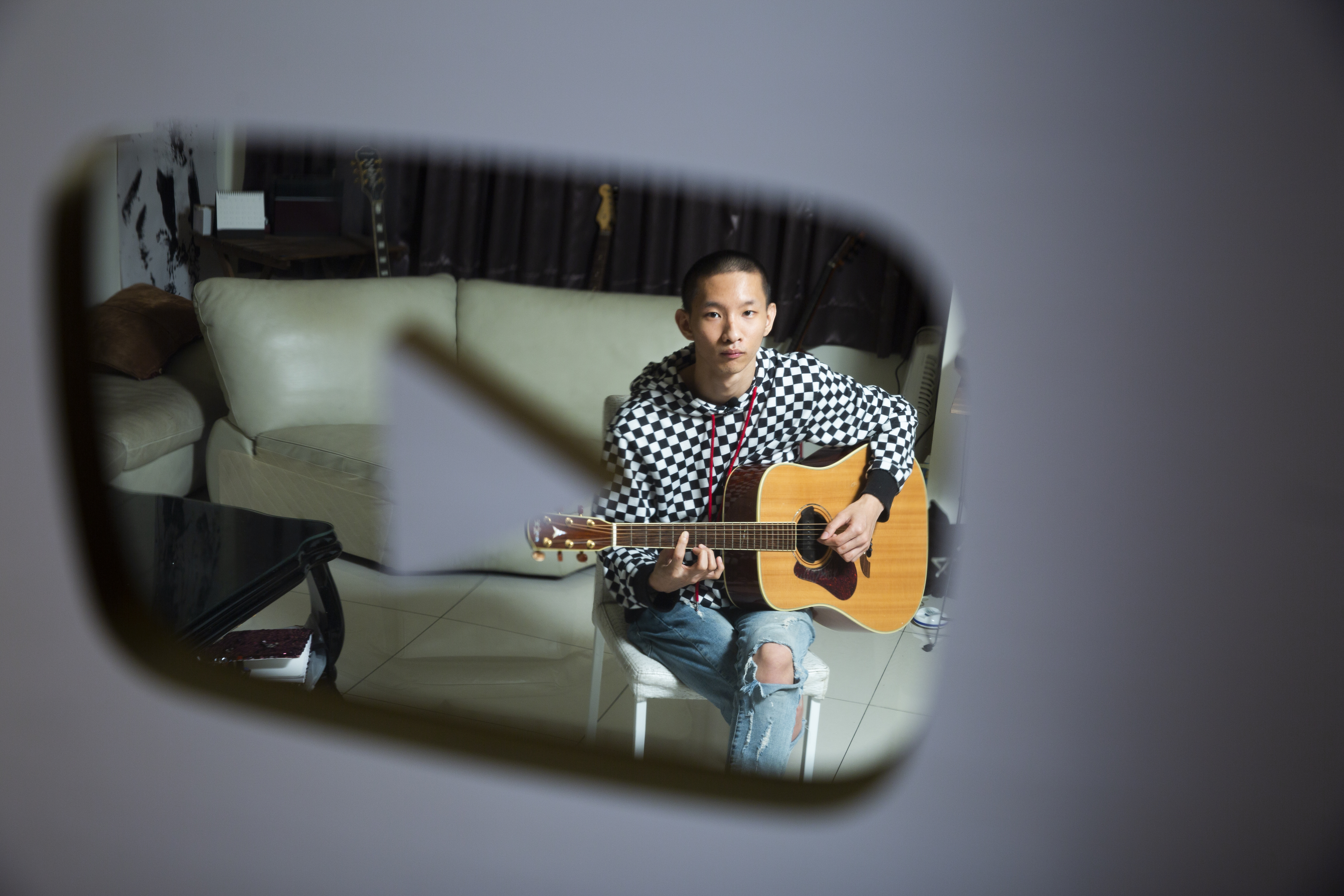 攝影從小玉的10萬訂閱的獎牌拍攝他。但讓他獲得獎牌的頻道，顯示出的小玉，卻又是另一個形象。