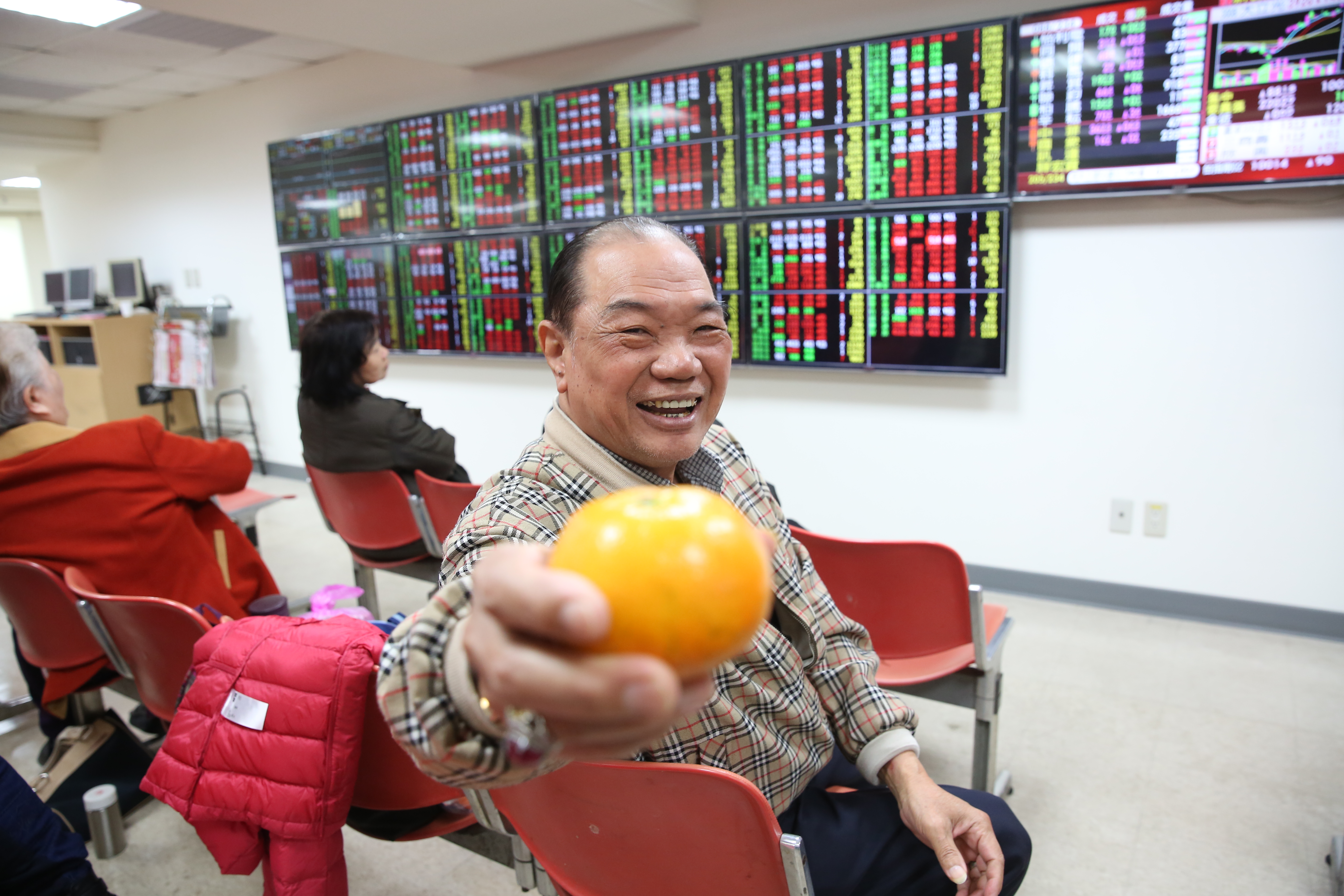 台股今年來累積漲幅大，可考慮逢高獲利了結，待股價修正再找進場時機。