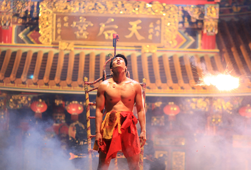 邵翔在《阿虎》劇中裸身炮炸寒單，尋求救贖。（海樂影業提供）