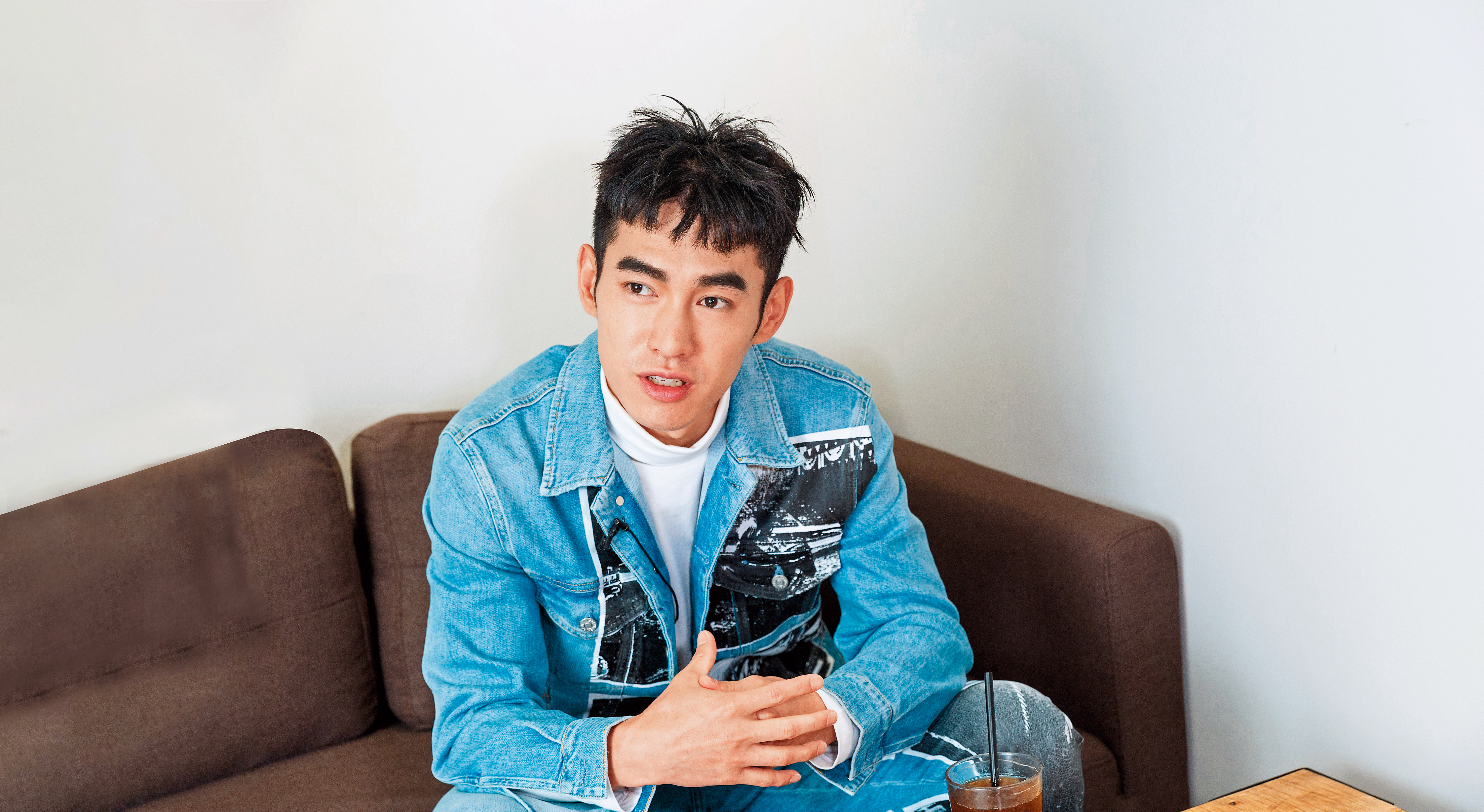 張書豪是個愛笑又愛哭的人，幕前幕後都走貼心溫暖路線。有孩子氣、沒神祕感沒關係，張書豪希望自己至少是光明磊落又坦蕩蕩的人。