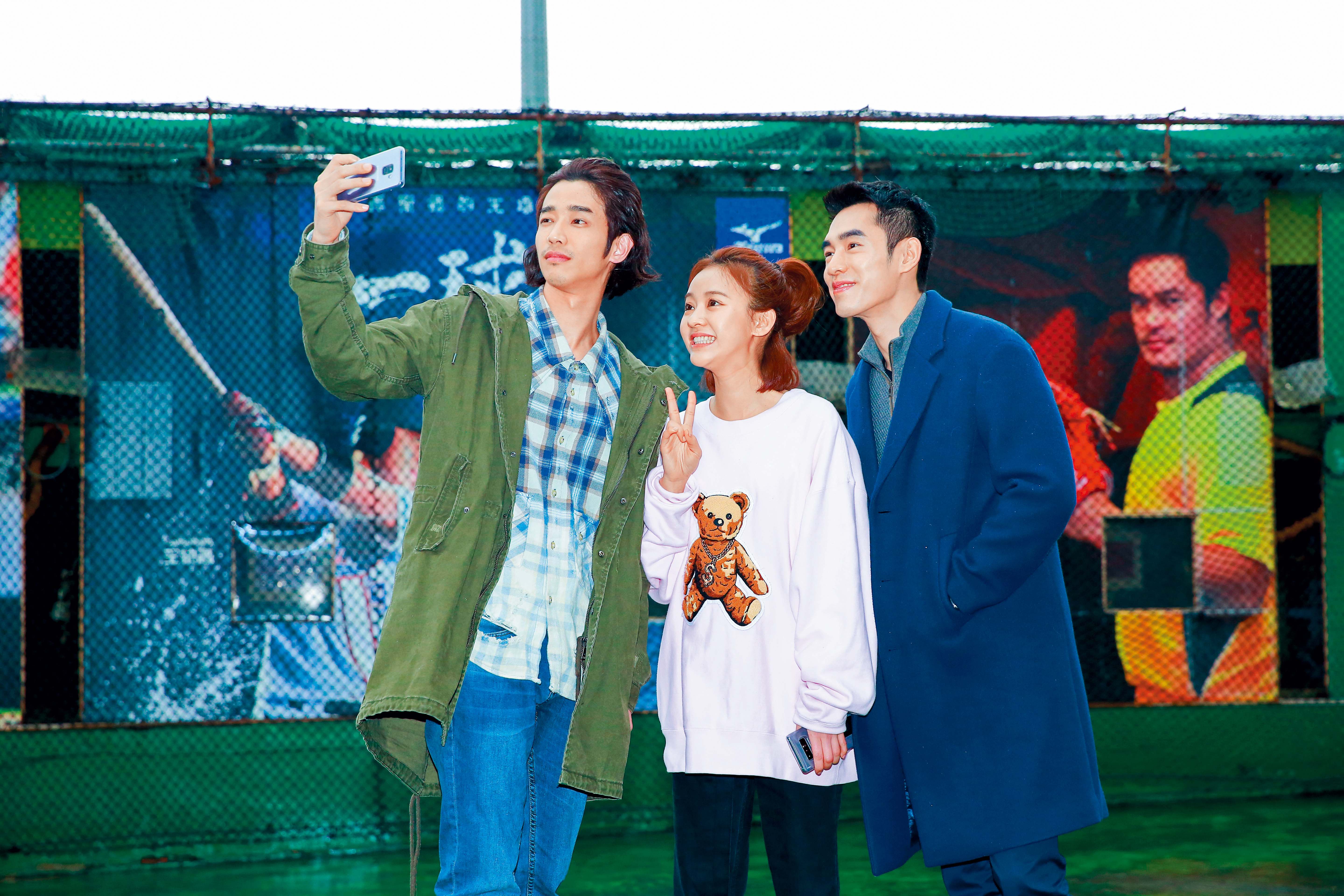 《比悲傷更悲傷的故事》兩岸大賣超過新台幣46億元，除男女主角劉以豪（左）、陳意涵（中）討論度高，張書豪（右）工具人角色贏得最多同情。