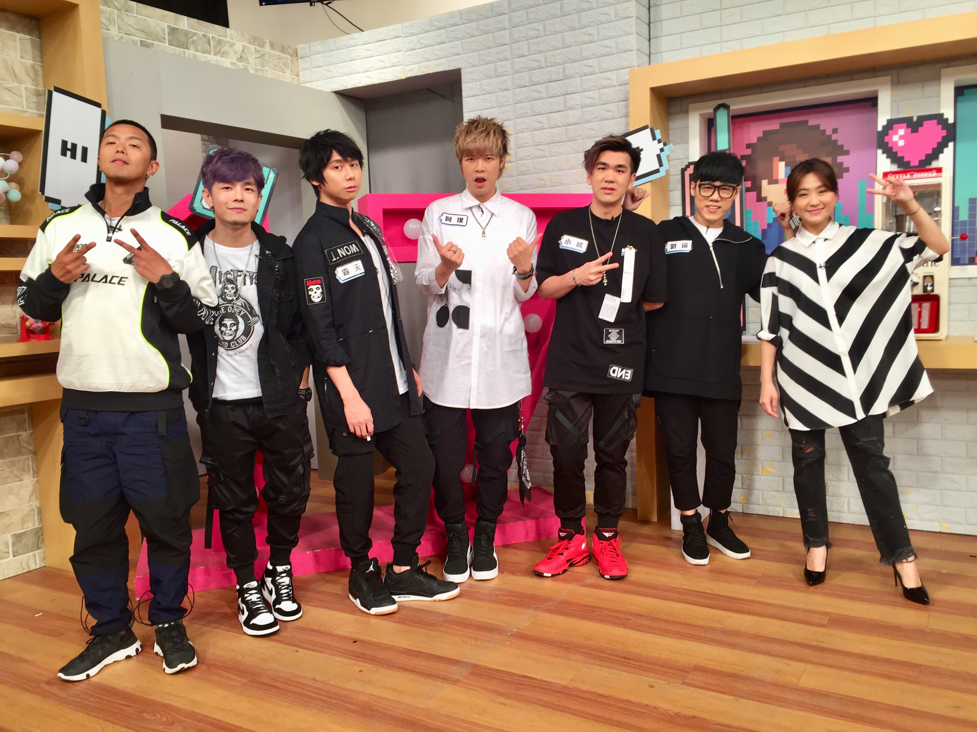 黃鴻升（左起）阿電、霸天、阿璞、小橘、劉逼、海芬在節目中大聊幹過的蠢事。（趣你的娛樂提供）