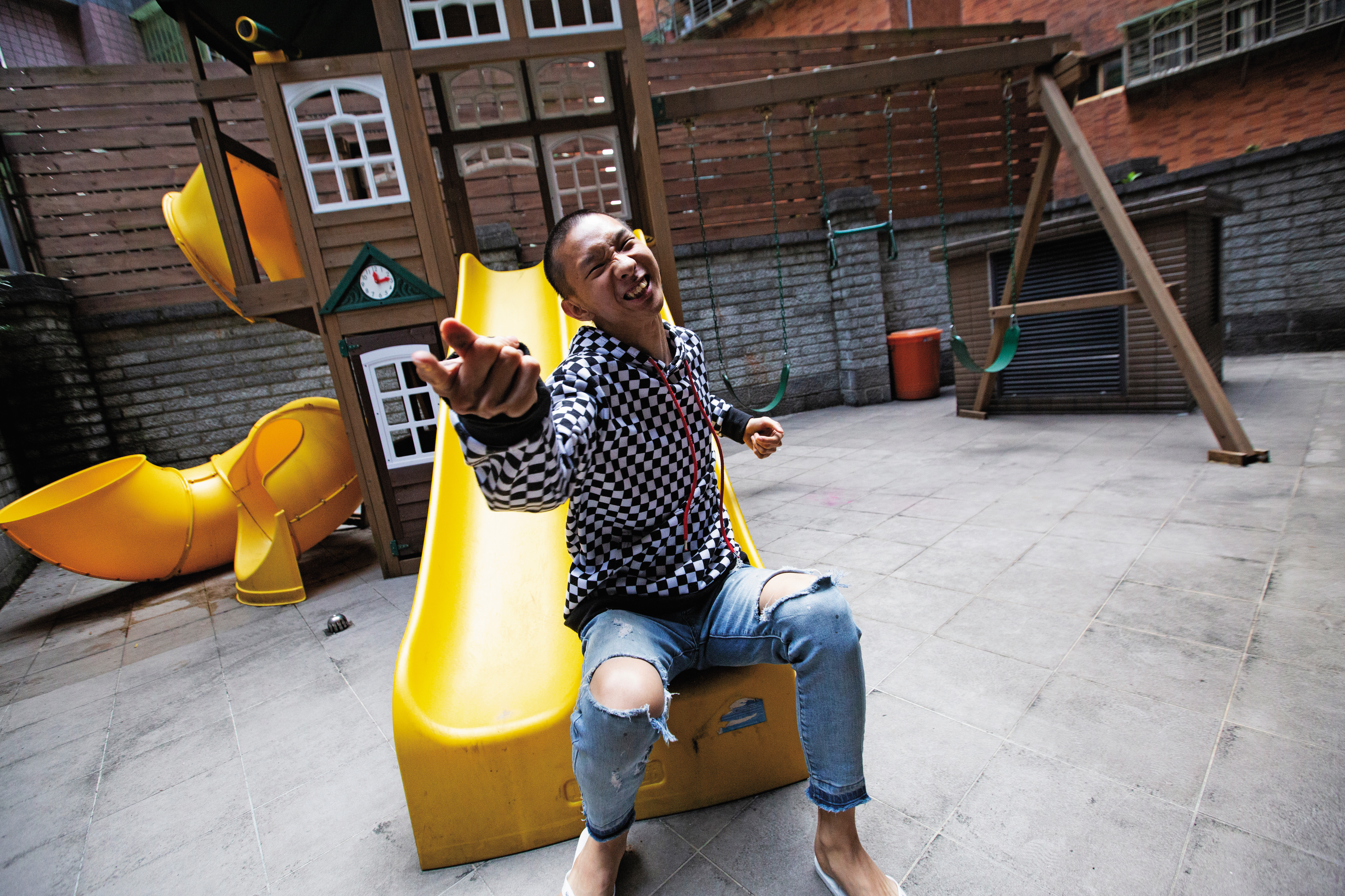 小玉的賃居處後院有一個小型遊樂場。因龐大的工作量，平日都在房子裡拍片、剪片，其實娛樂的時間並不多。